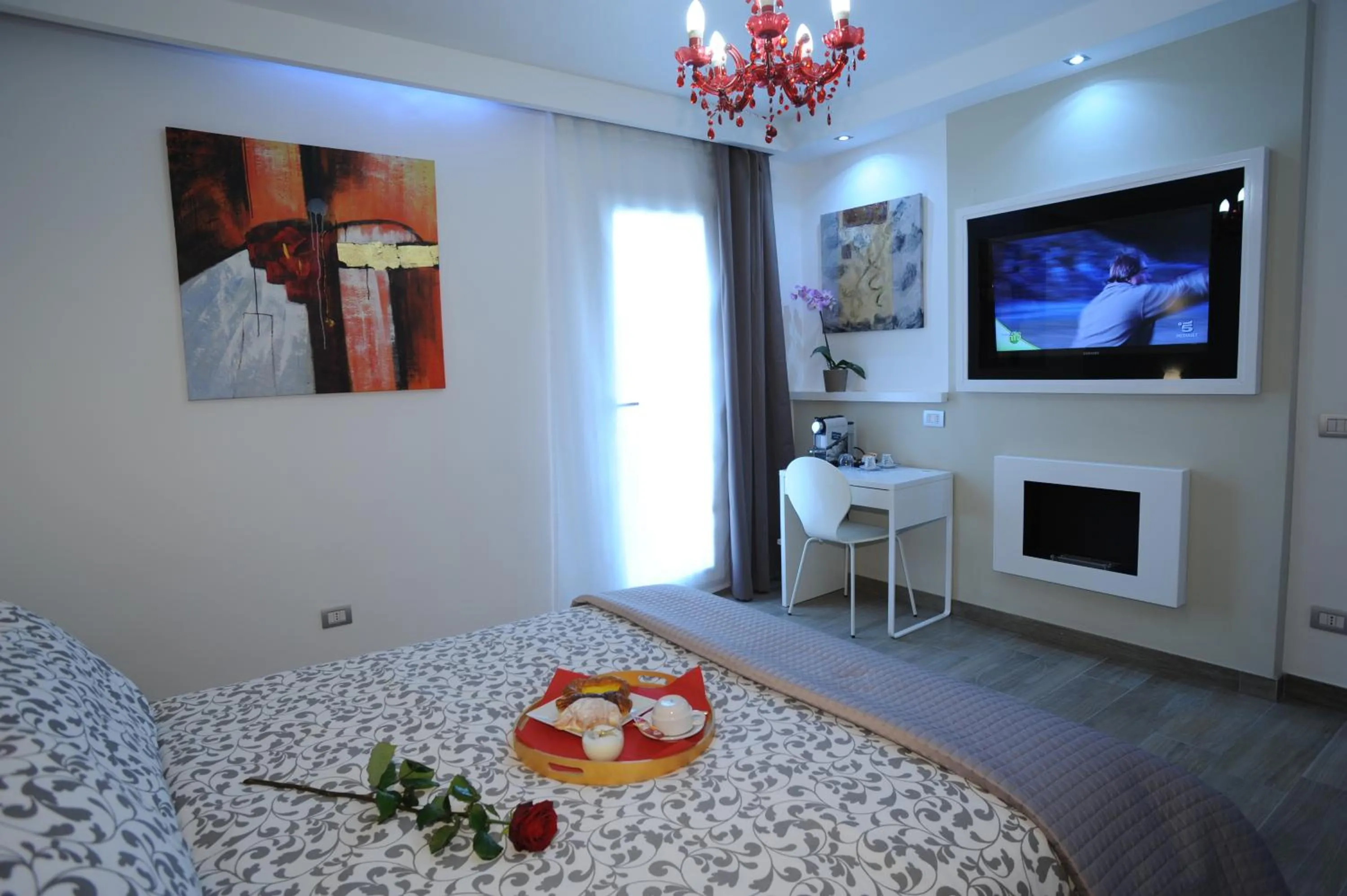 Photo of the whole room, Bed in H5-5H Luxury Room