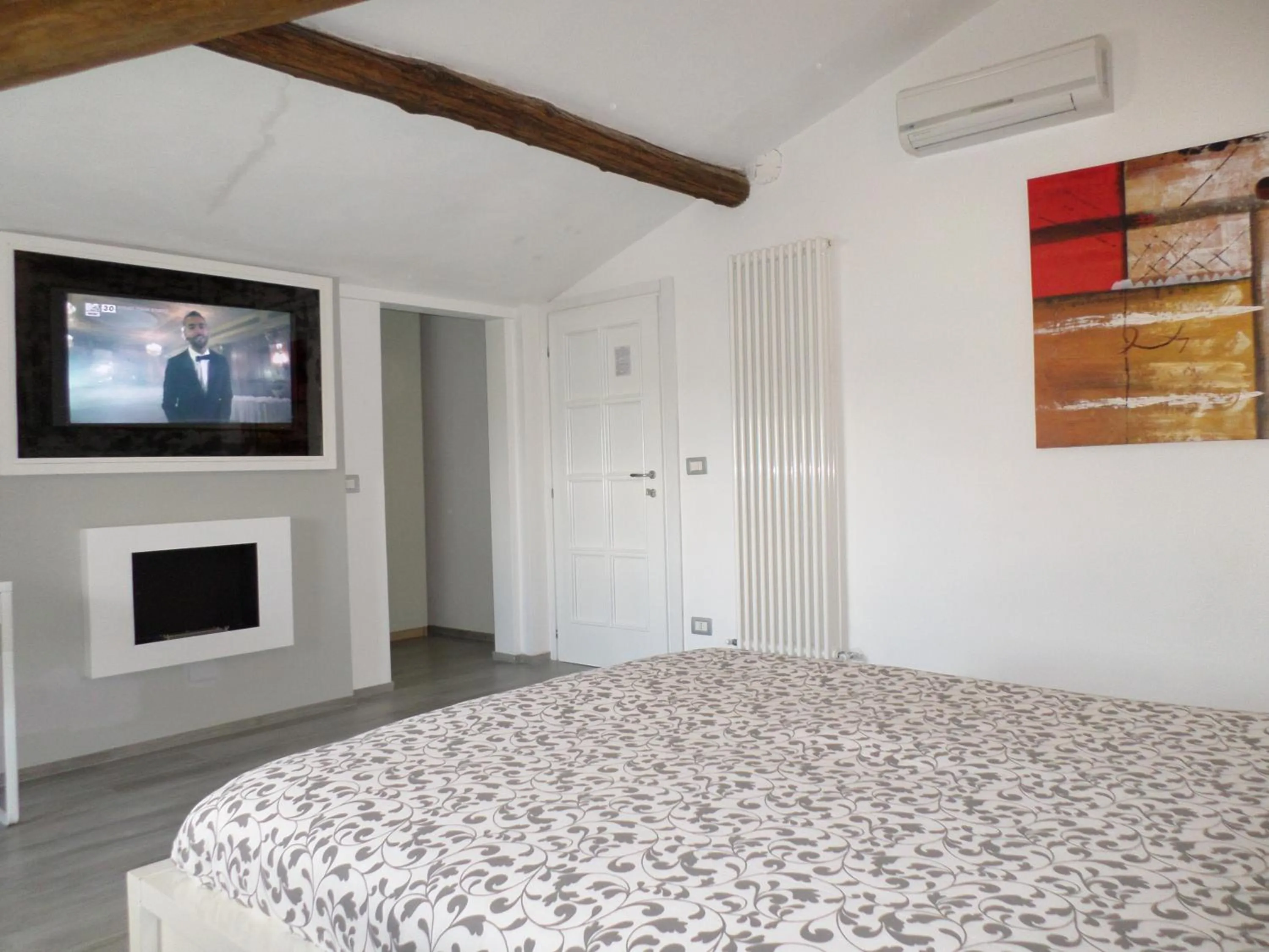 Bedroom, Bed in H5-5H Luxury Room