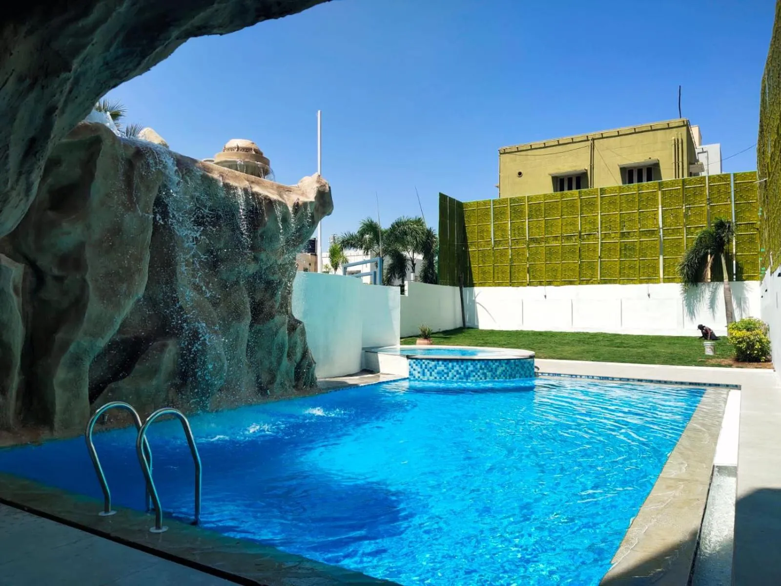 Swimming pool in Days Hotel by Wyndham Chennai OMR