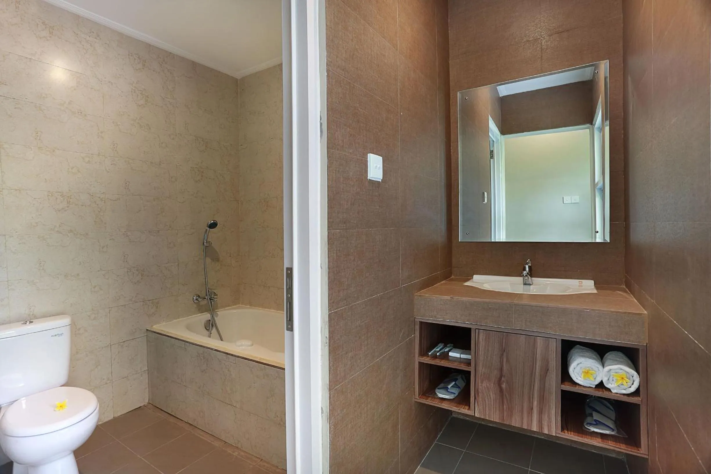 Toilet in Askara Canggu Townhouse