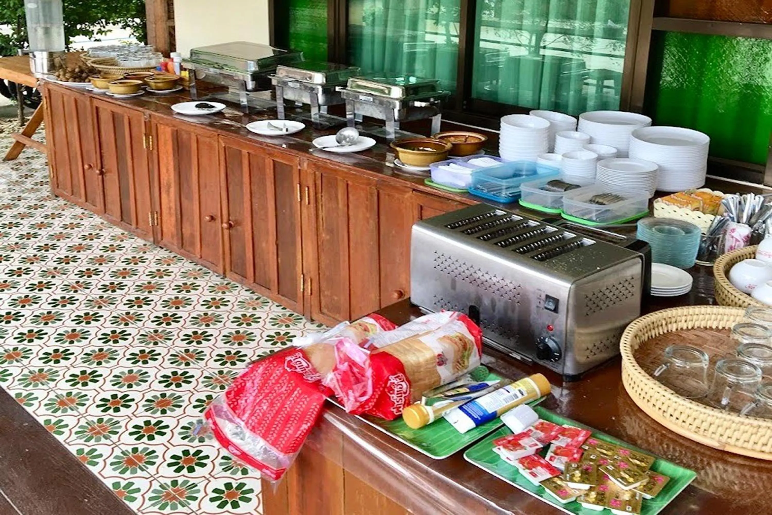 Restaurant/places to eat in Sawadeelanna Hotel