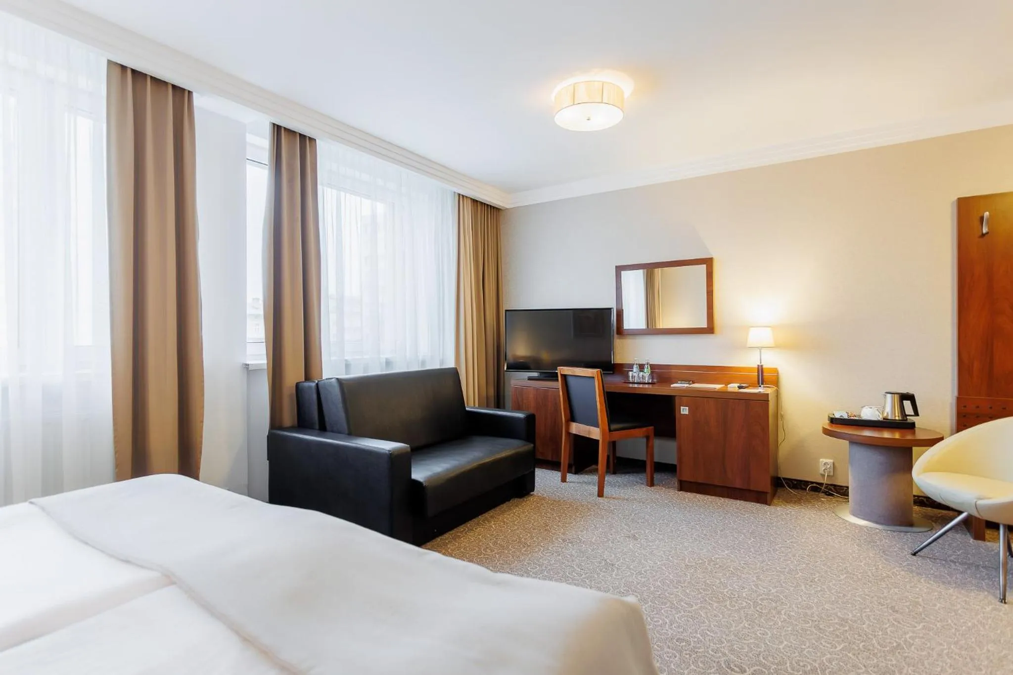 Seating area, Bed in Hotel Tarnovia