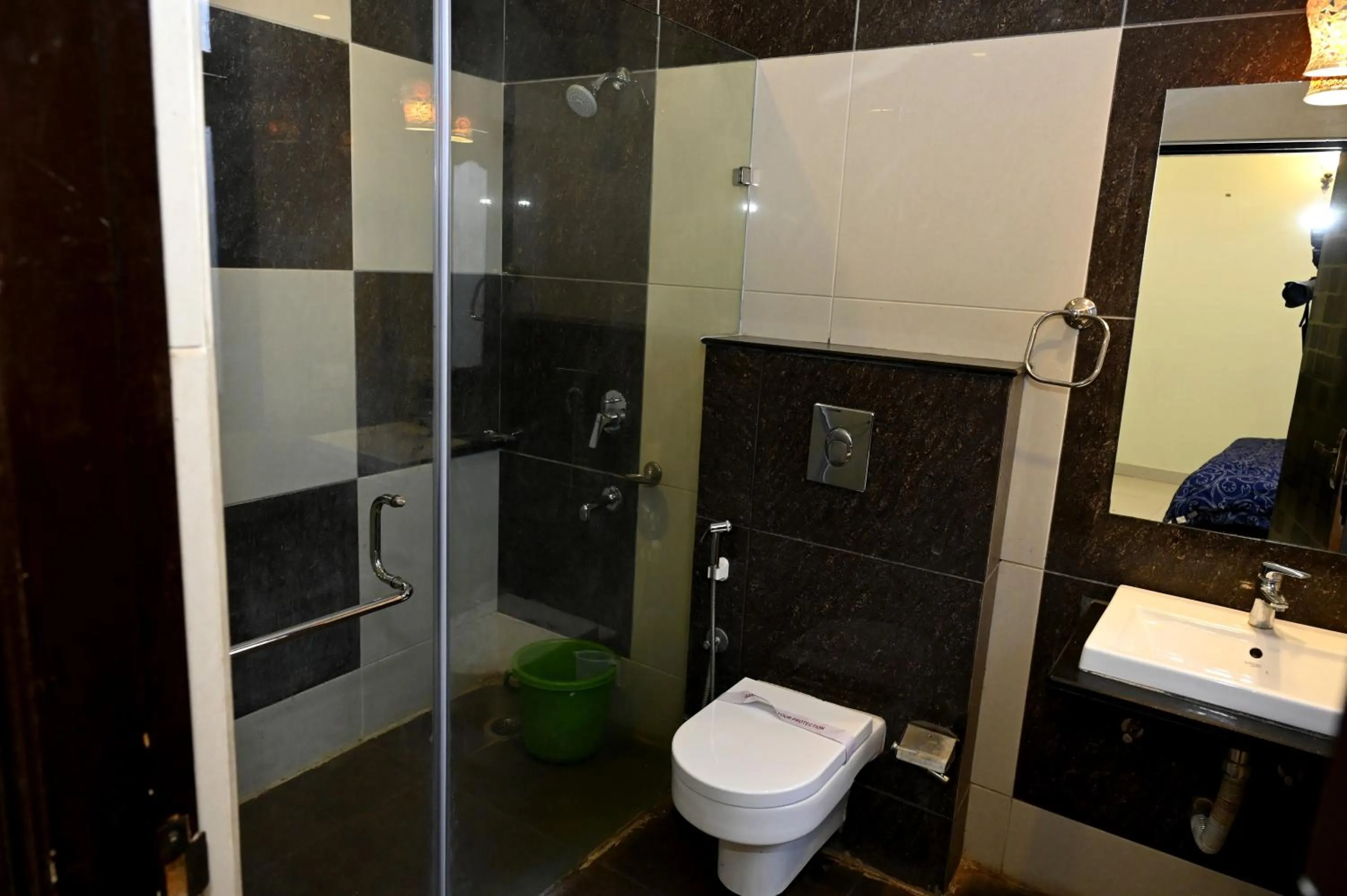 Shower in Om Heritage Haveli