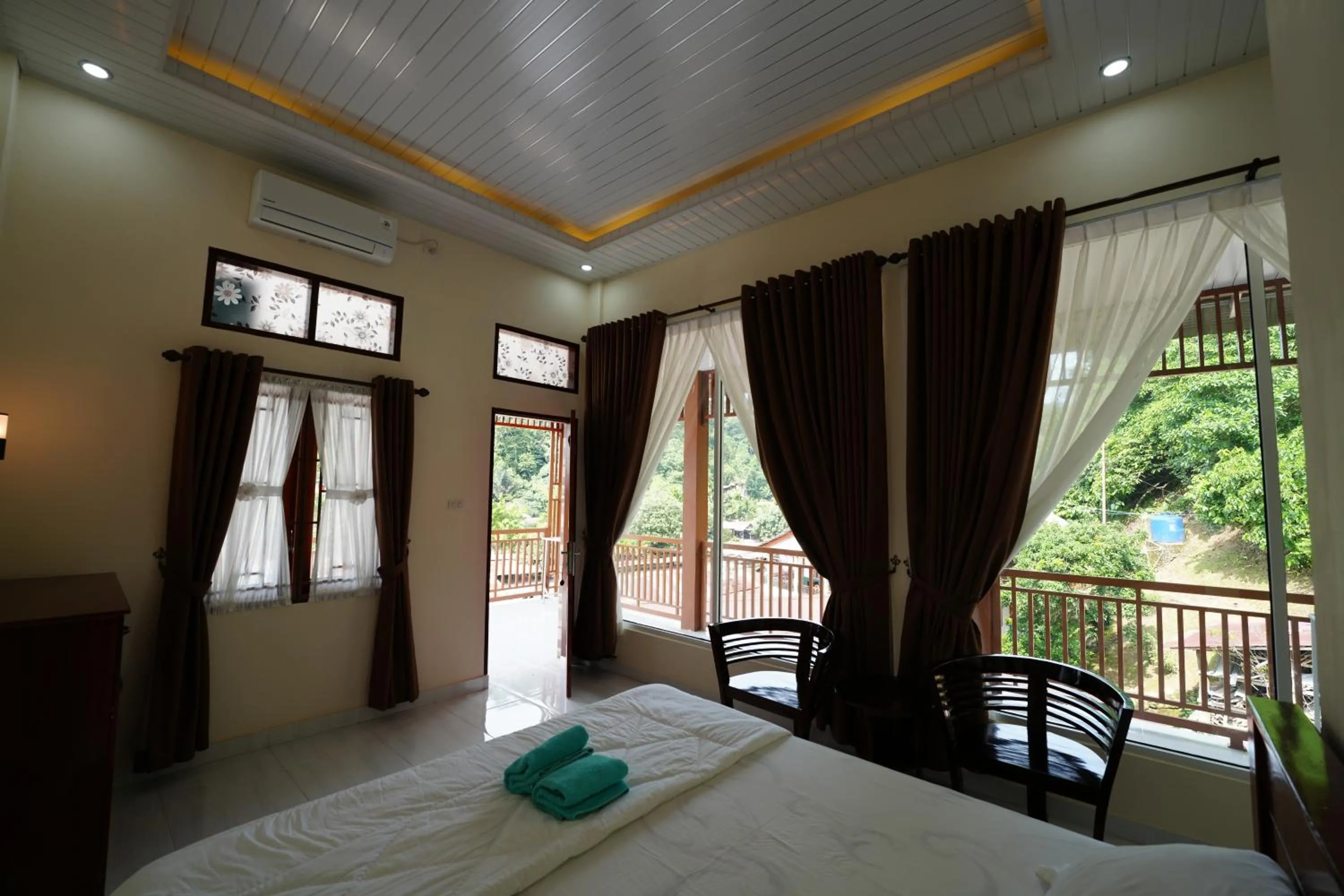Deluxe Double Room in Ida Guest House & JUNGLE TREKKING