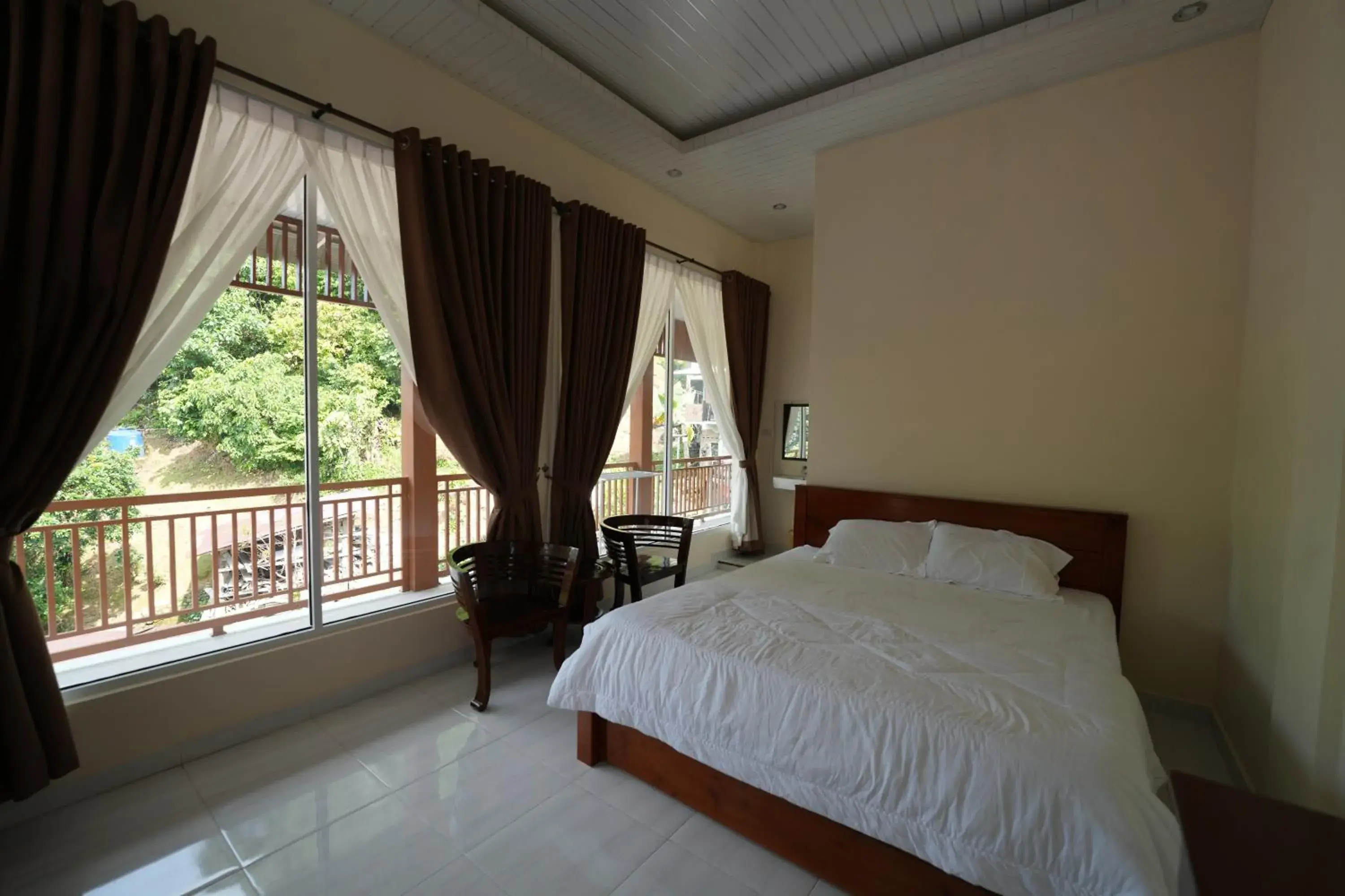 Deluxe Double Room in Ida Guest House & JUNGLE TREKKING Deluxe Double Room in Ida Guest House & JUNGLE TREKKING