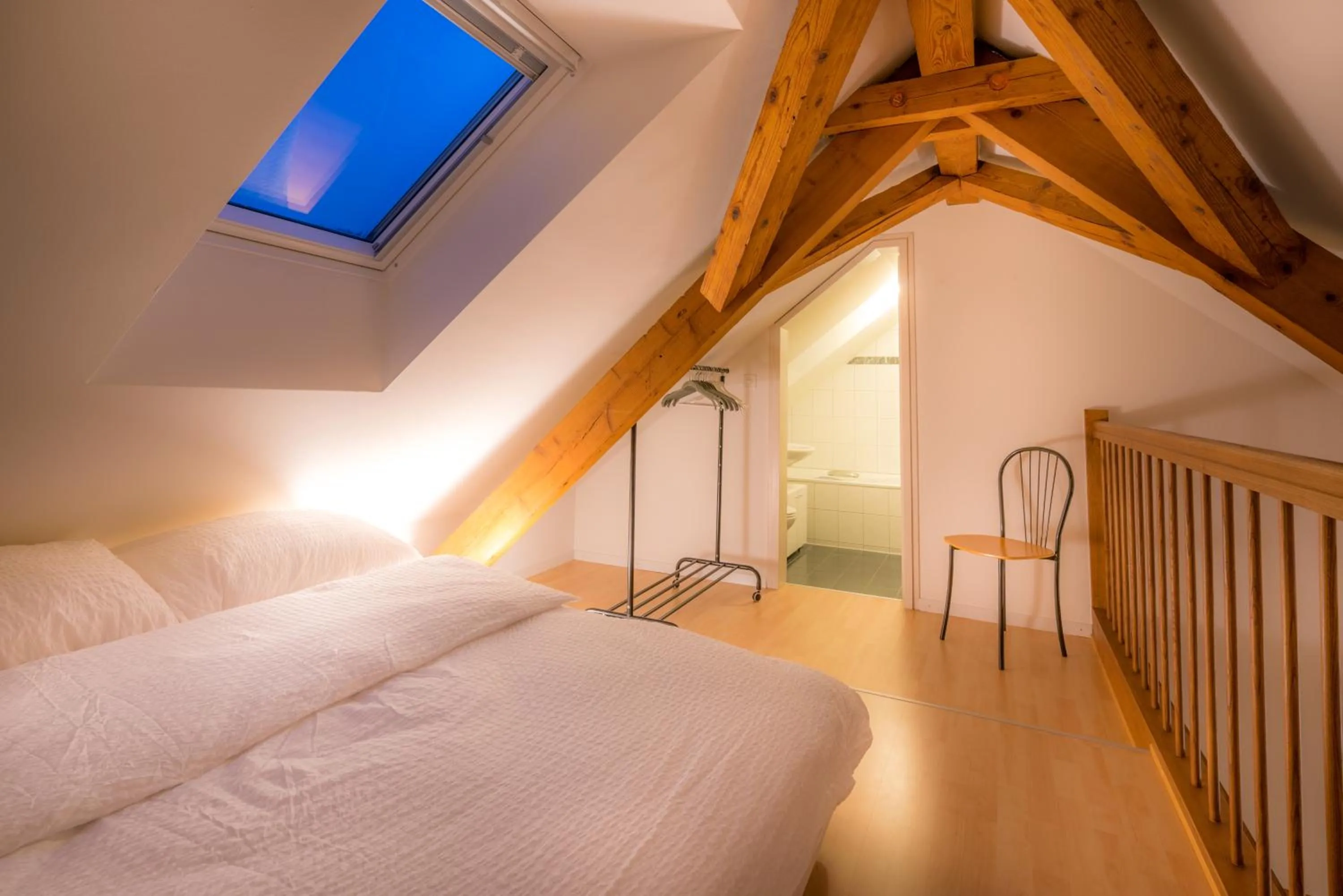 Bathroom, Bed in Airhome Zug Neugasse Stadtzentrum