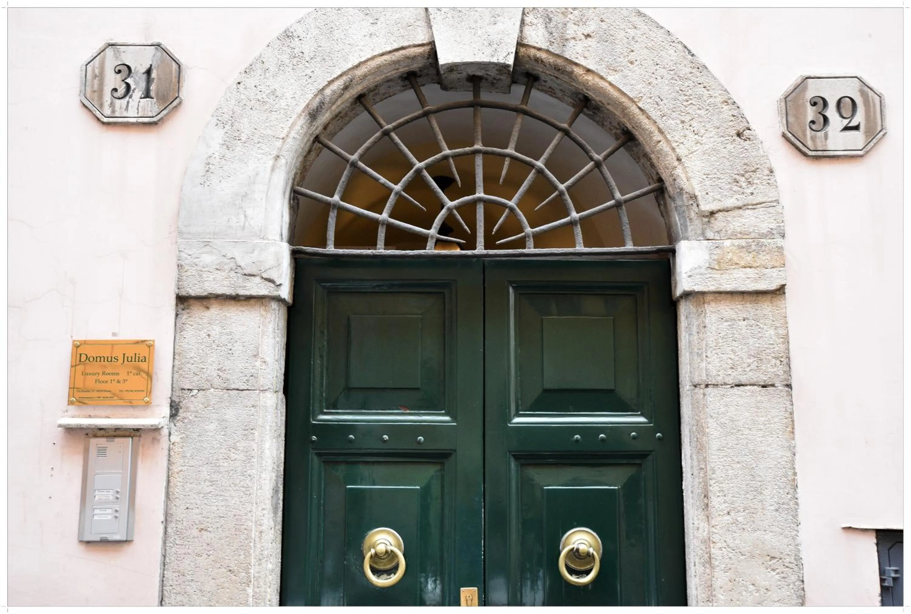 Facade/entrance in Domus Julia