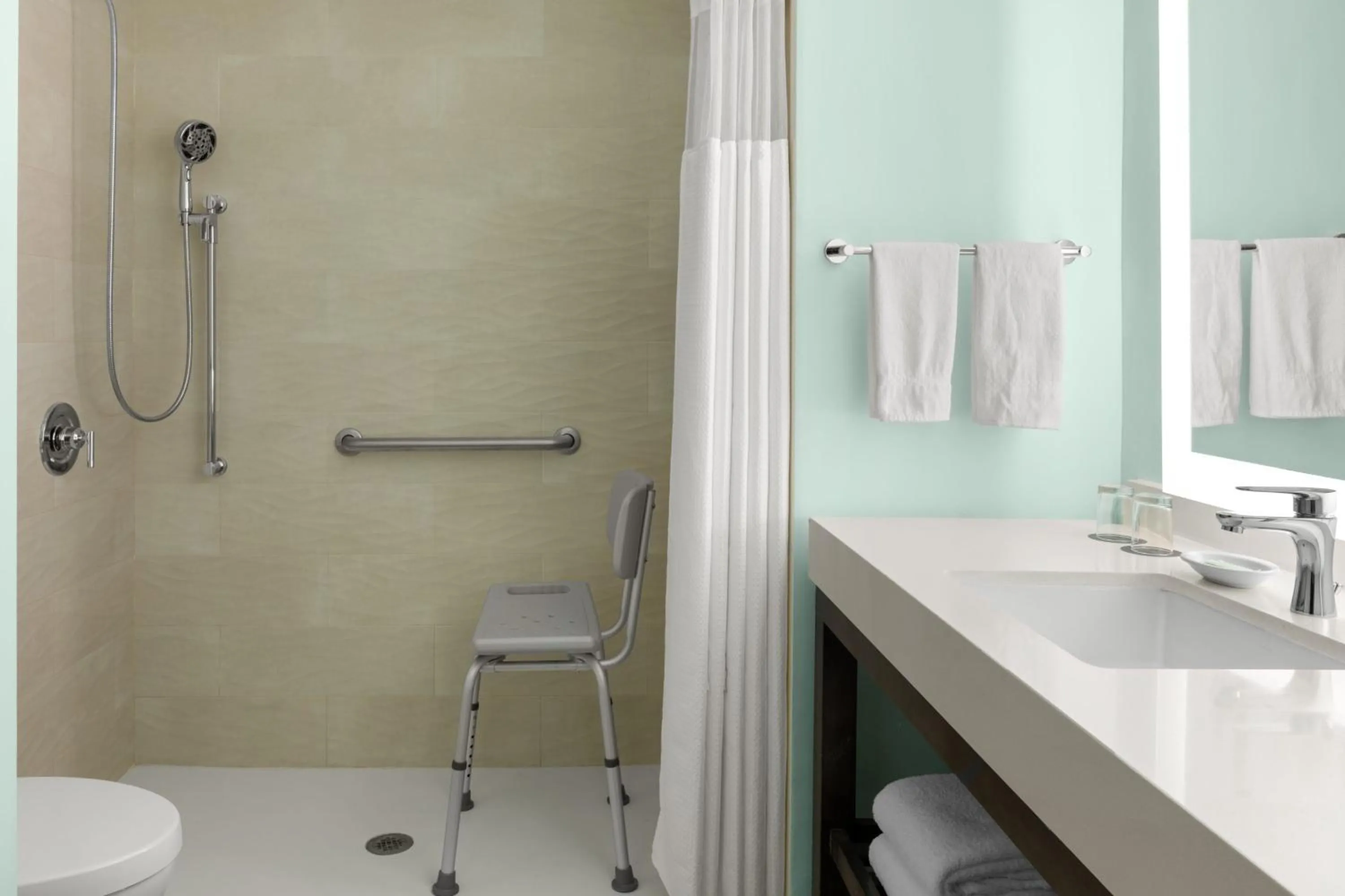 Bathroom in Courtyard by Marriott Nassau Downtown/Junkanoo Beach