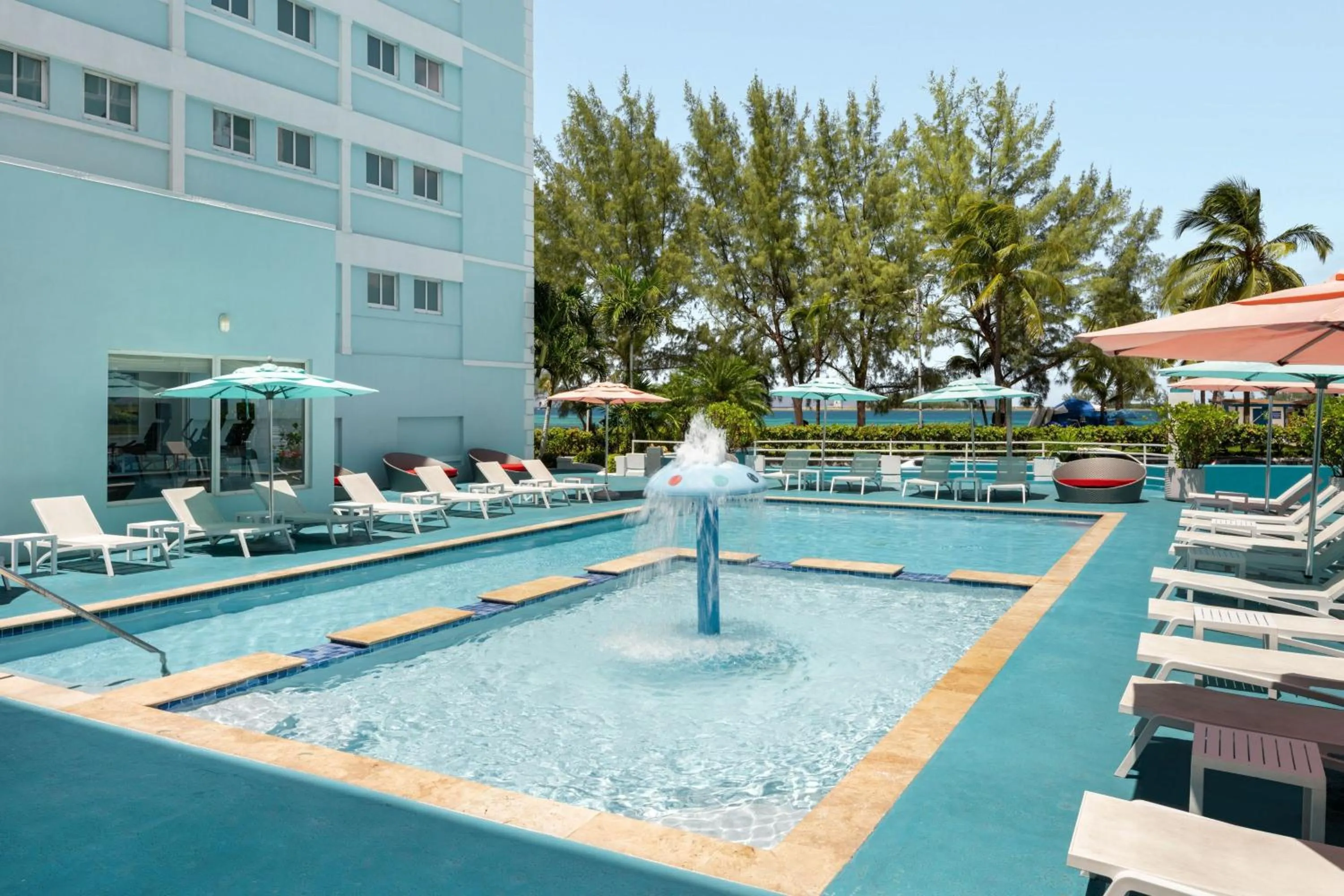 Swimming pool in Courtyard by Marriott Nassau Downtown/Junkanoo Beach