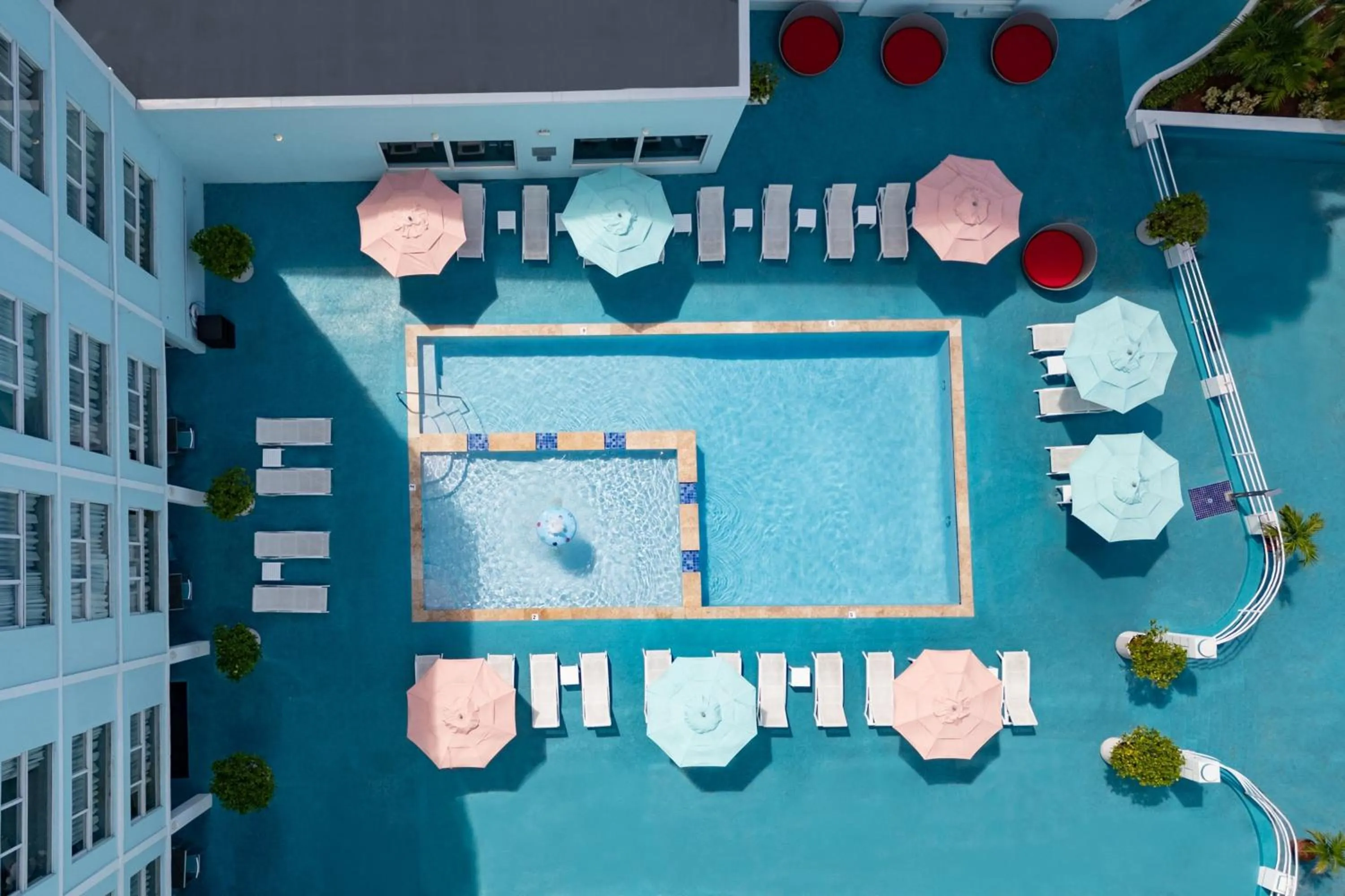 Swimming pool in Courtyard by Marriott Nassau Downtown/Junkanoo Beach