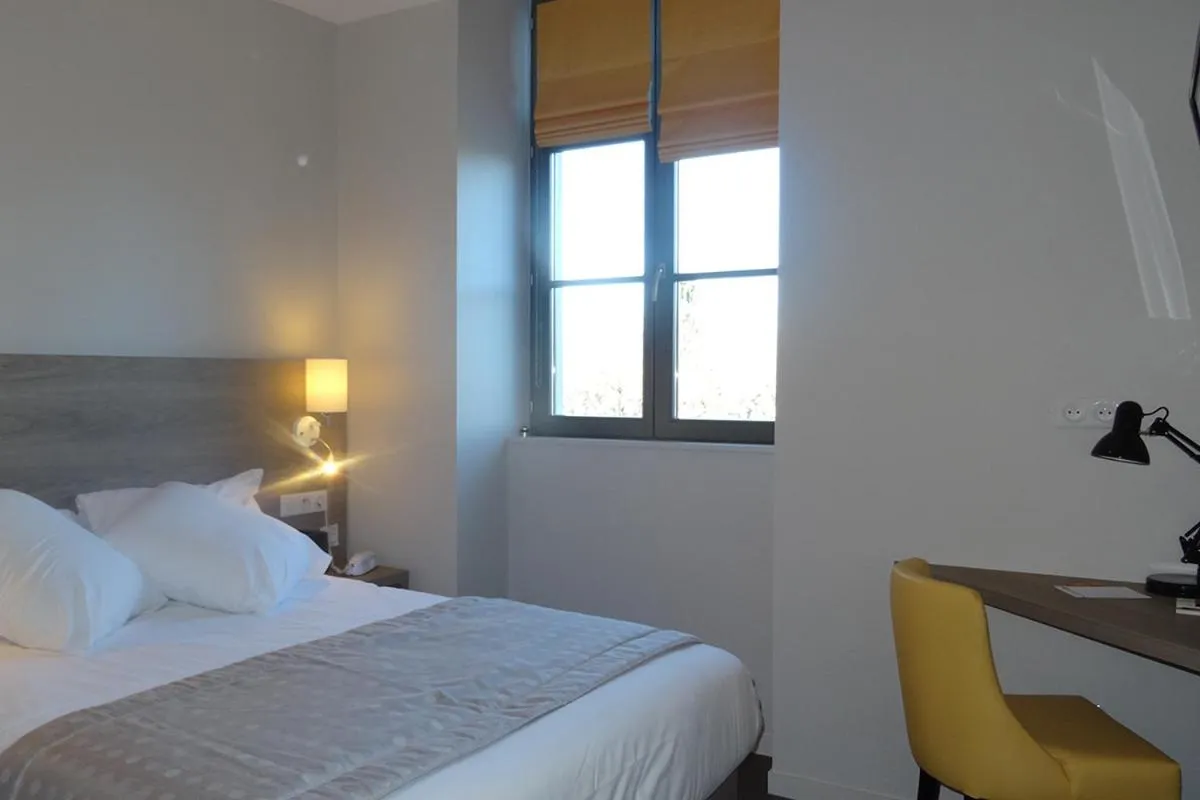 Photo of the whole room, Bed in Parc Hôtel Pompadour