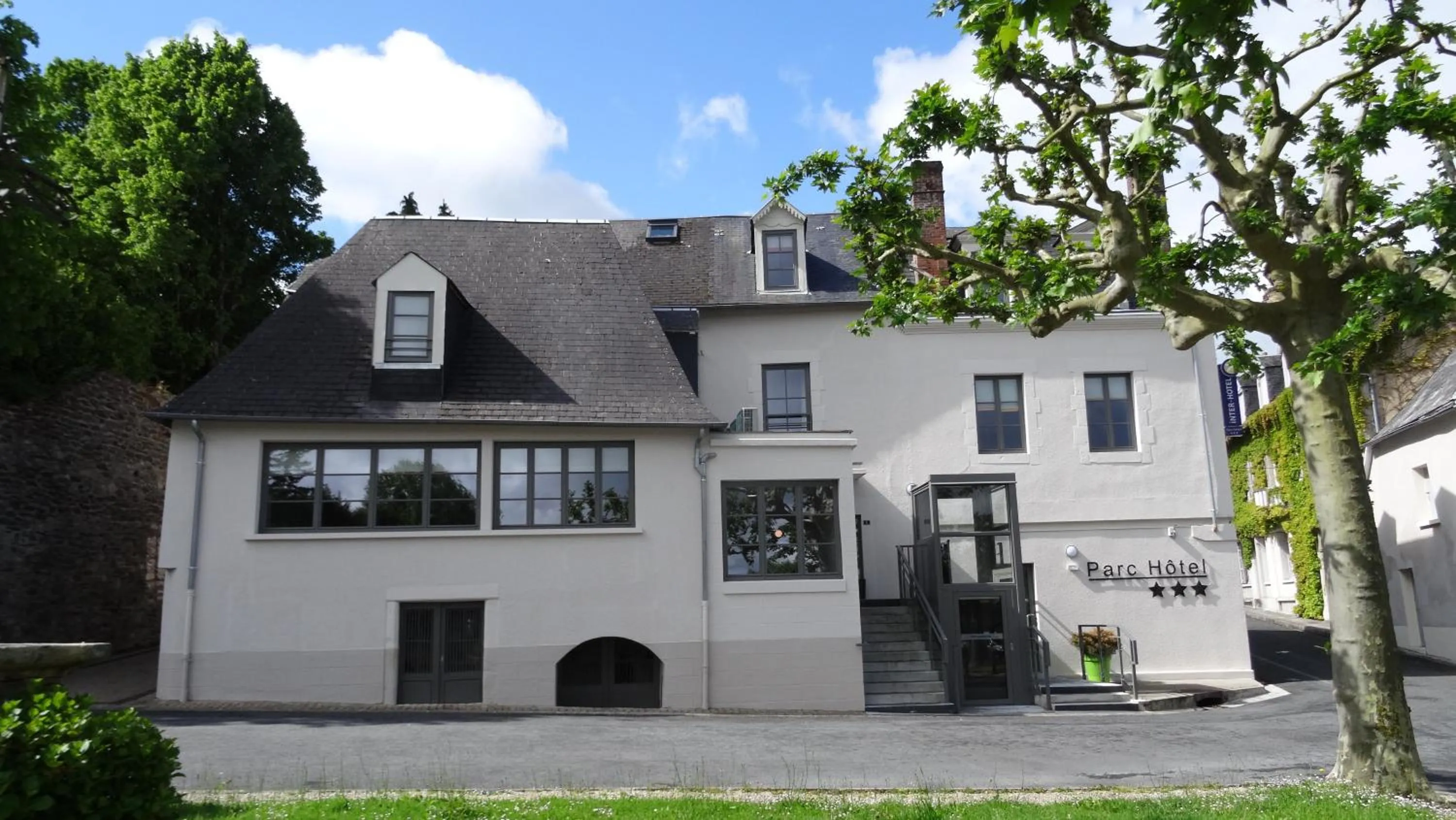 Facade/entrance in Parc Hôtel Pompadour