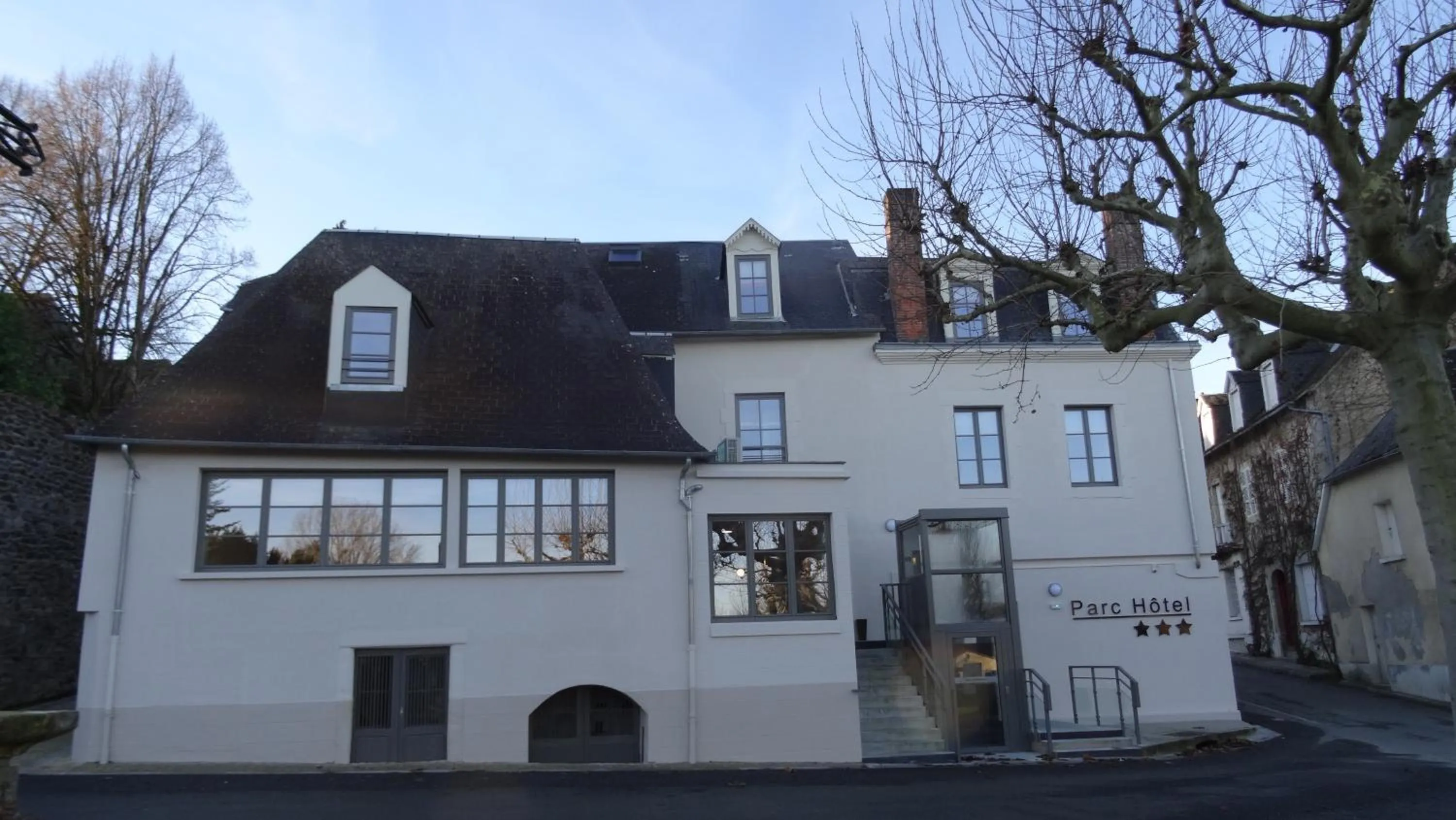 Facade/entrance in Parc Hôtel Pompadour