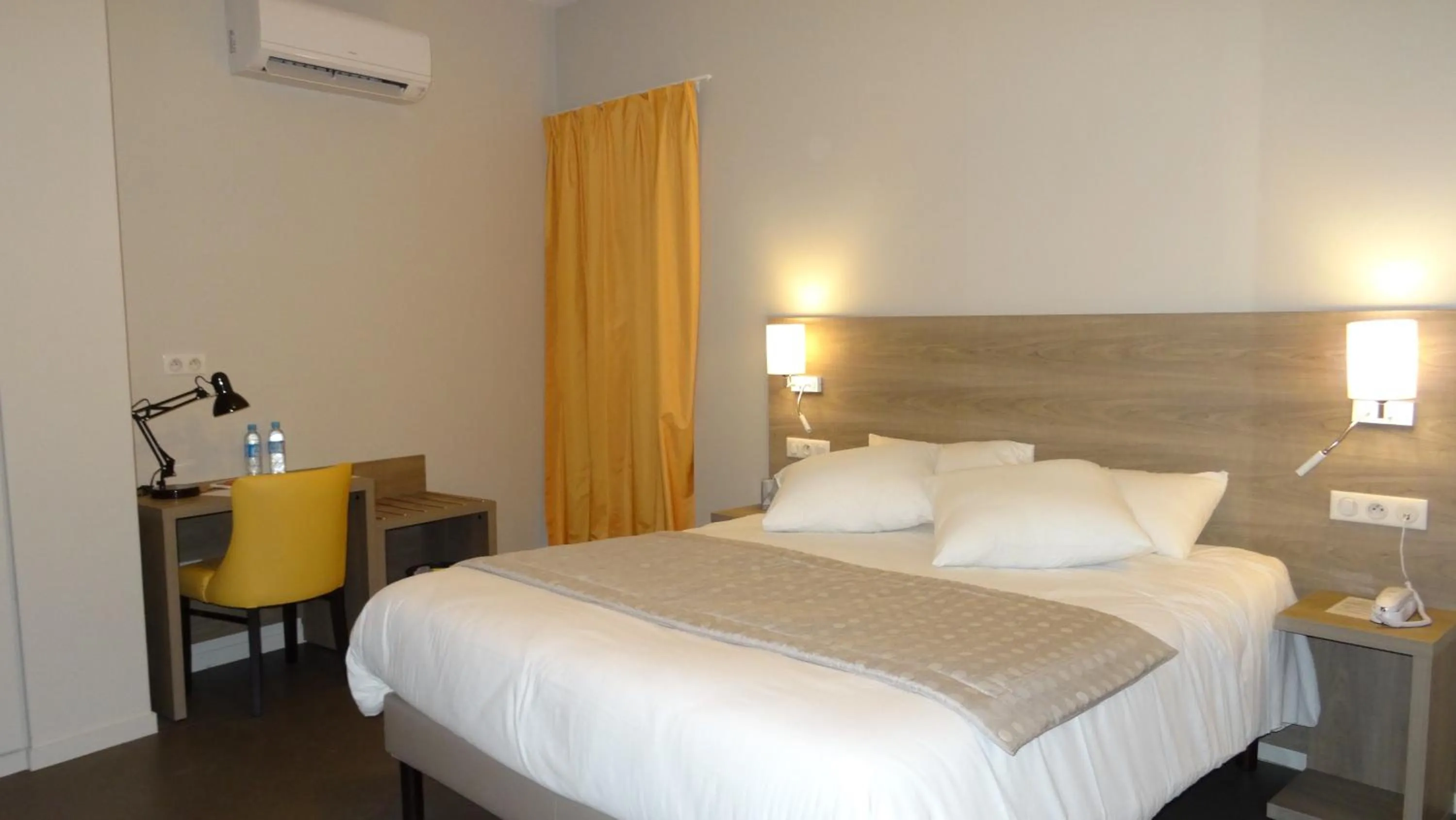 Bedroom, Bed in Parc Hôtel Pompadour