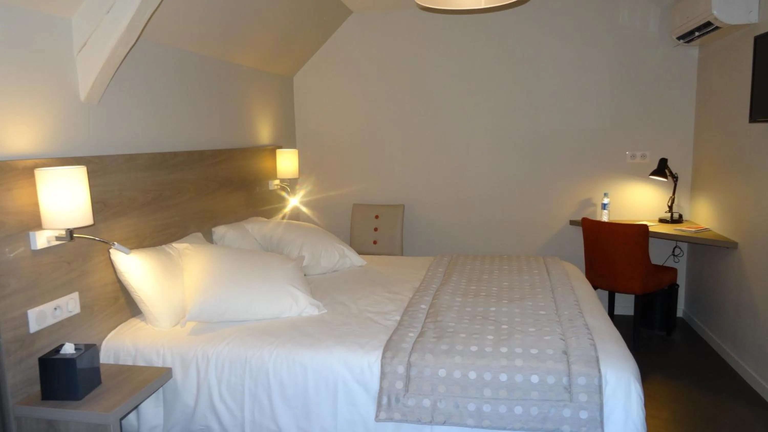 Bedroom, Bed in Parc Hôtel Pompadour