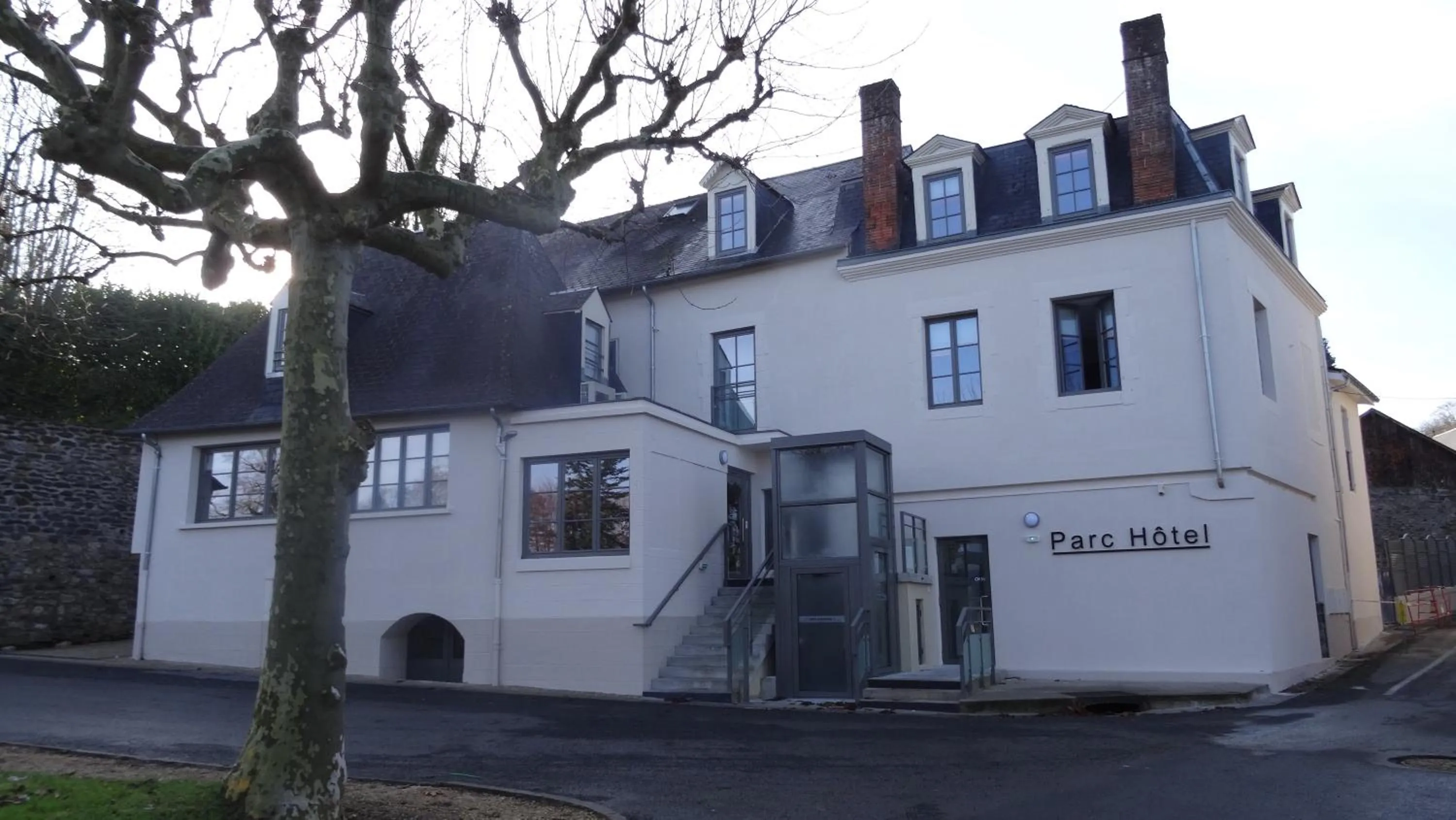 Facade/entrance in Parc Hôtel Pompadour