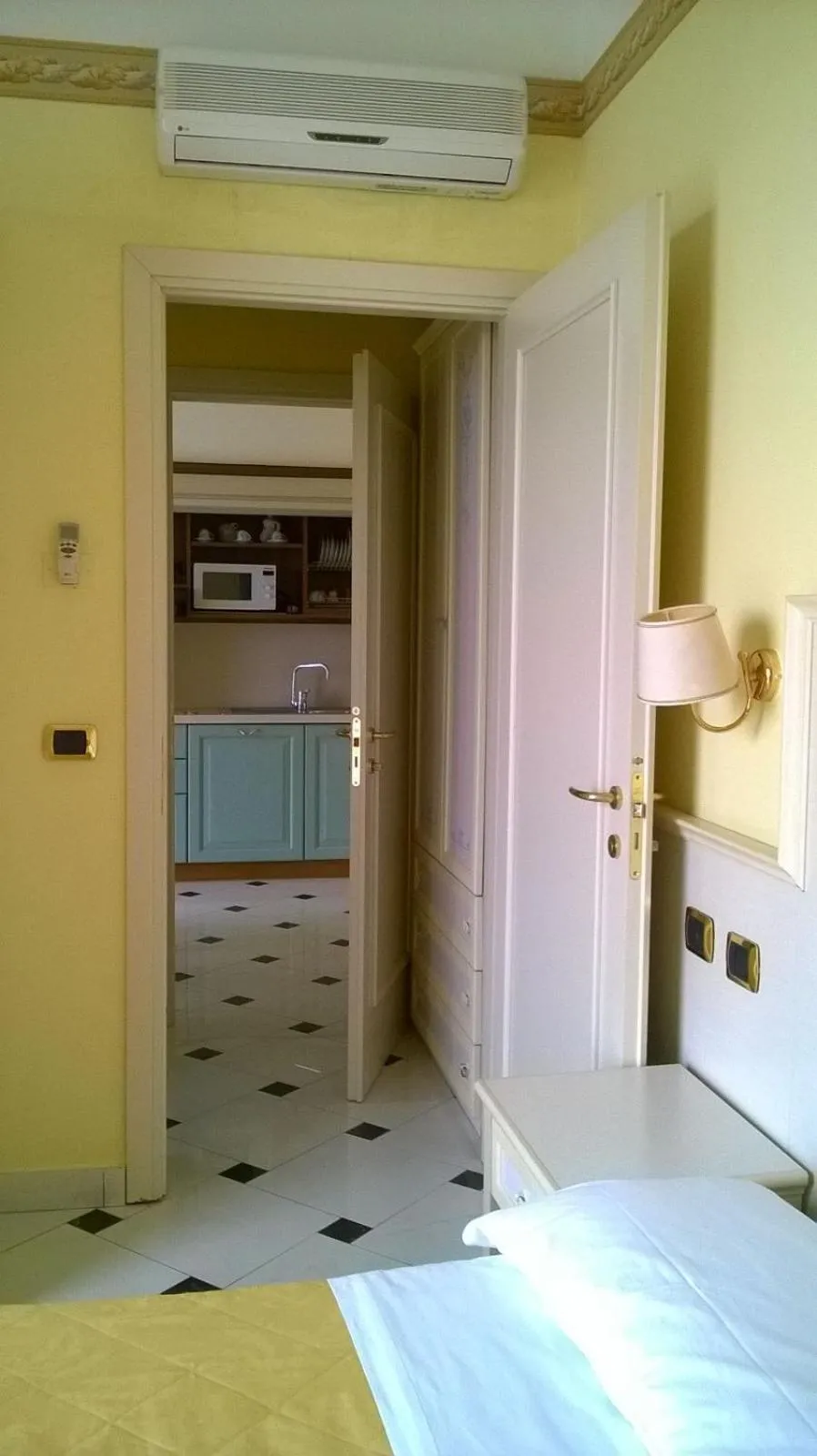 Photo of the whole room, Bed in Residence Record