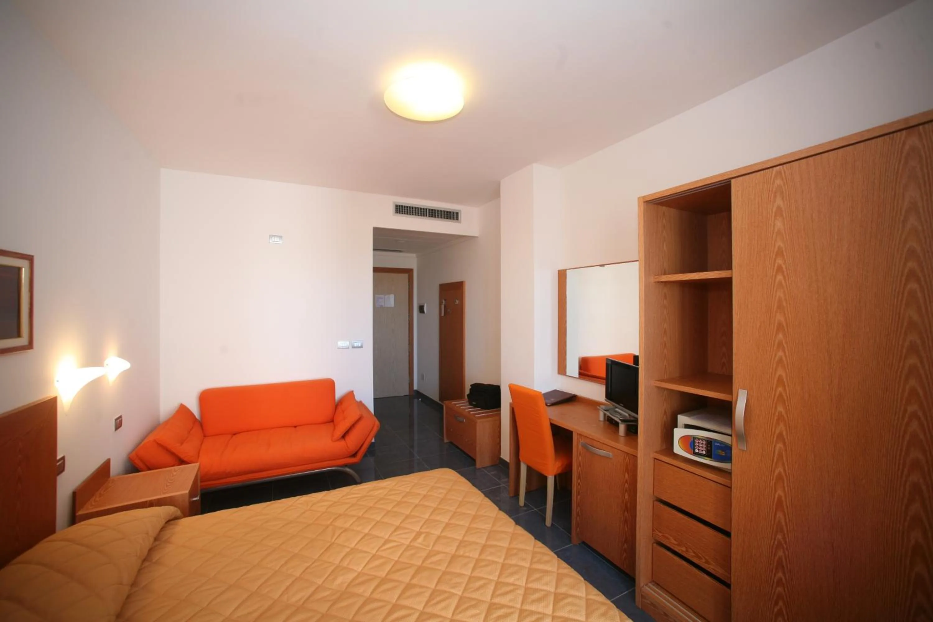 Photo of the whole room in Hotel Yria