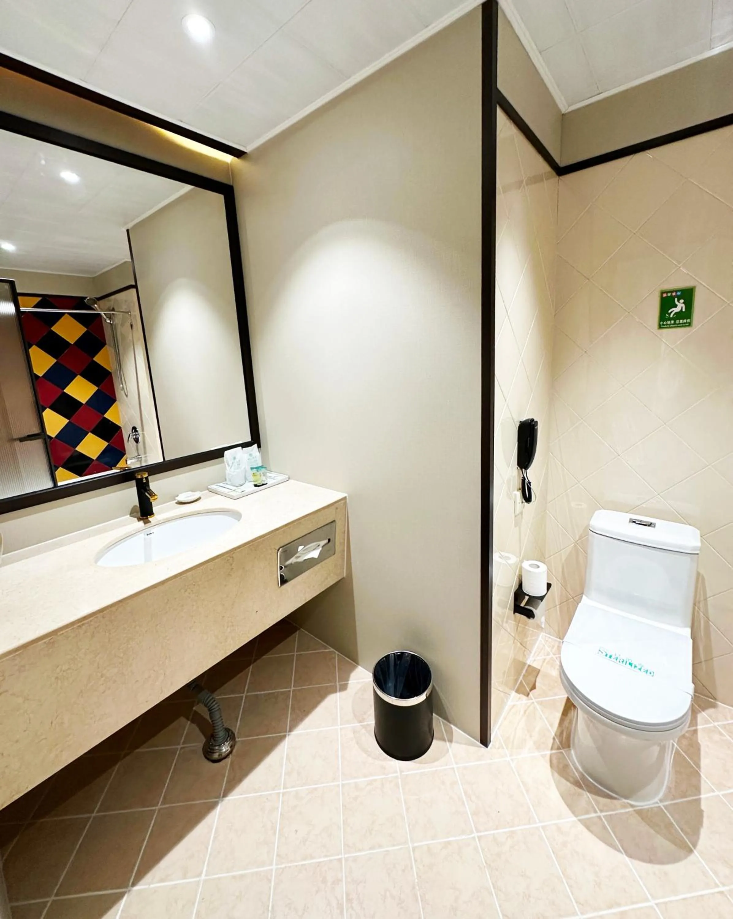 Toilet in National Jade Hotel