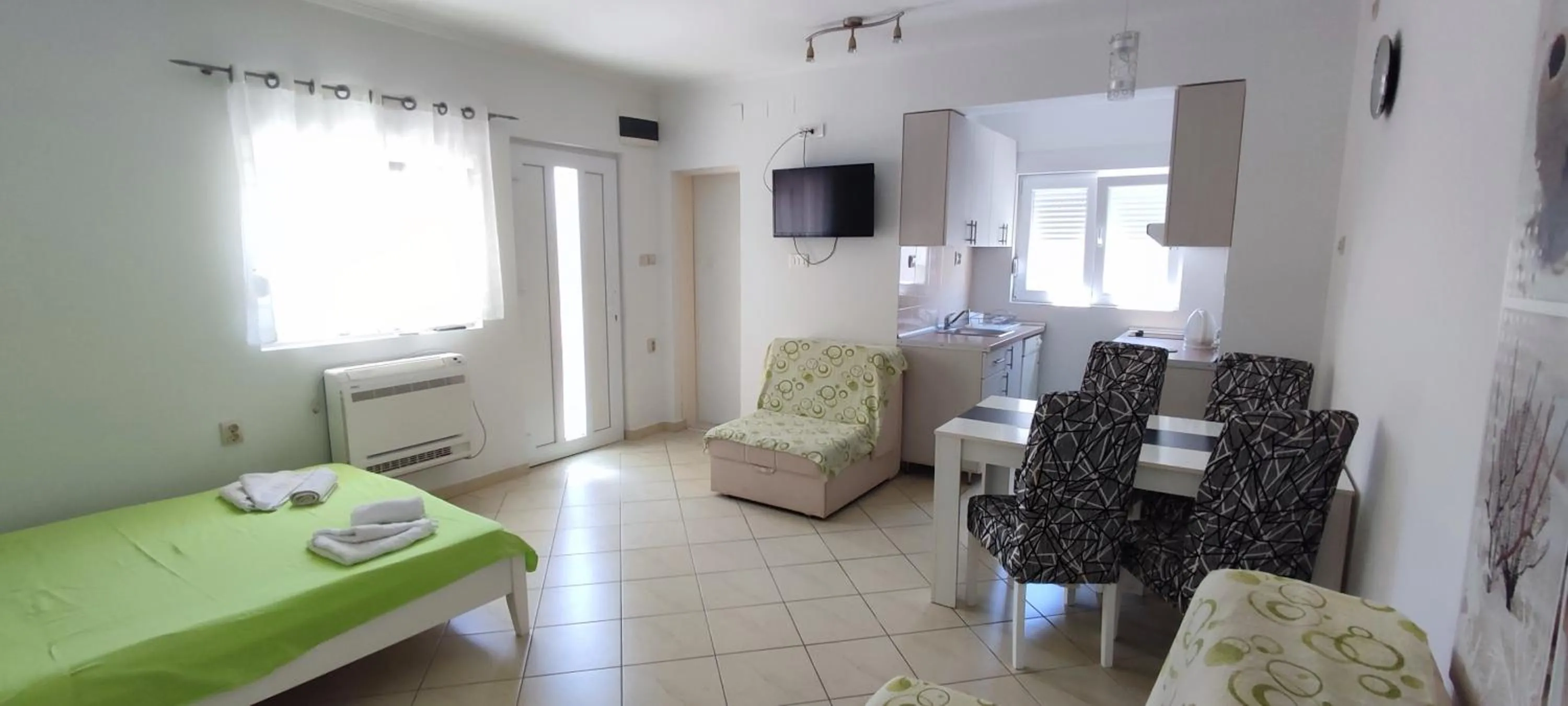 Bathroom, Bed in Apartments Volega