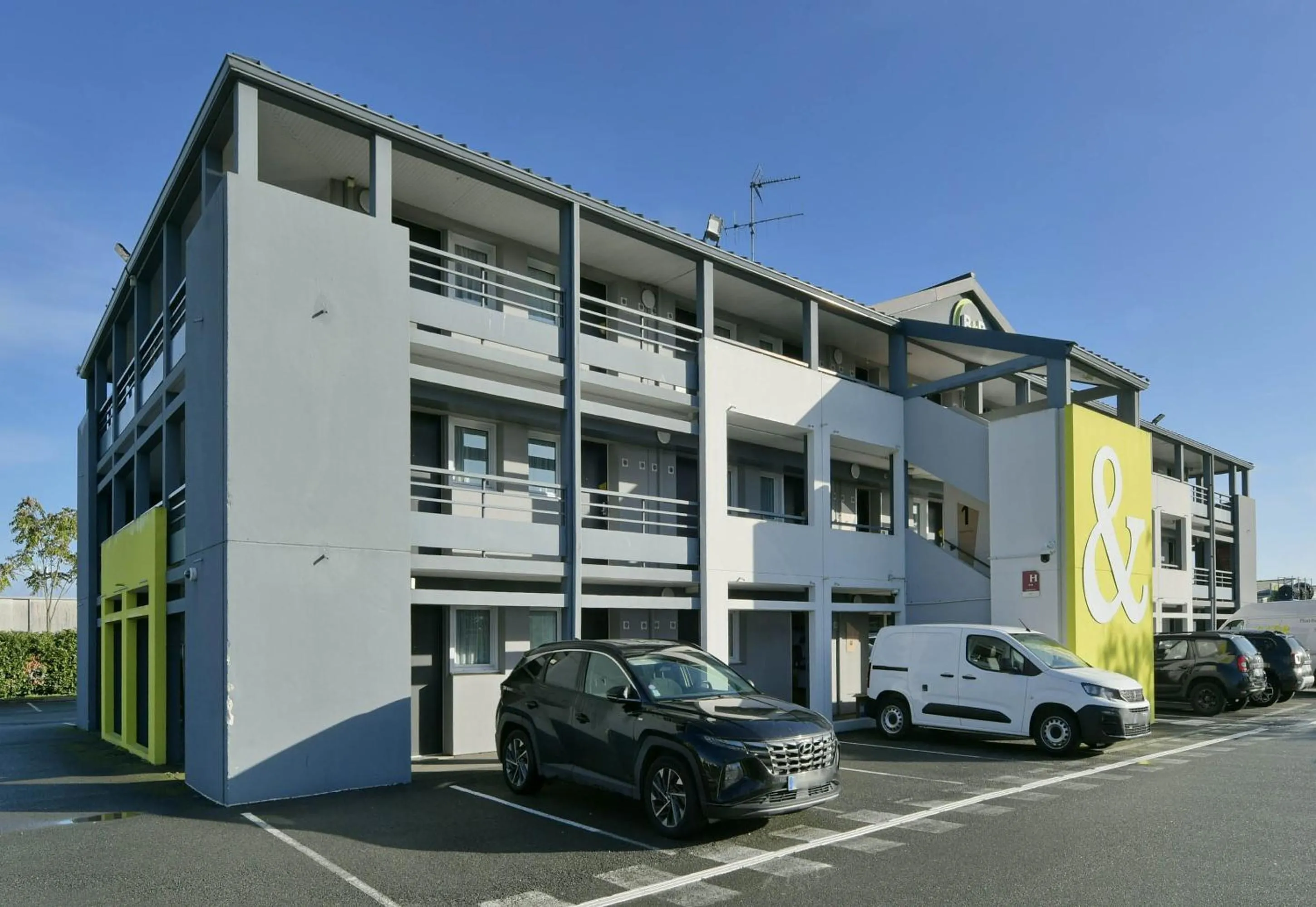Property building in B&B HOTEL Le Mans Sud