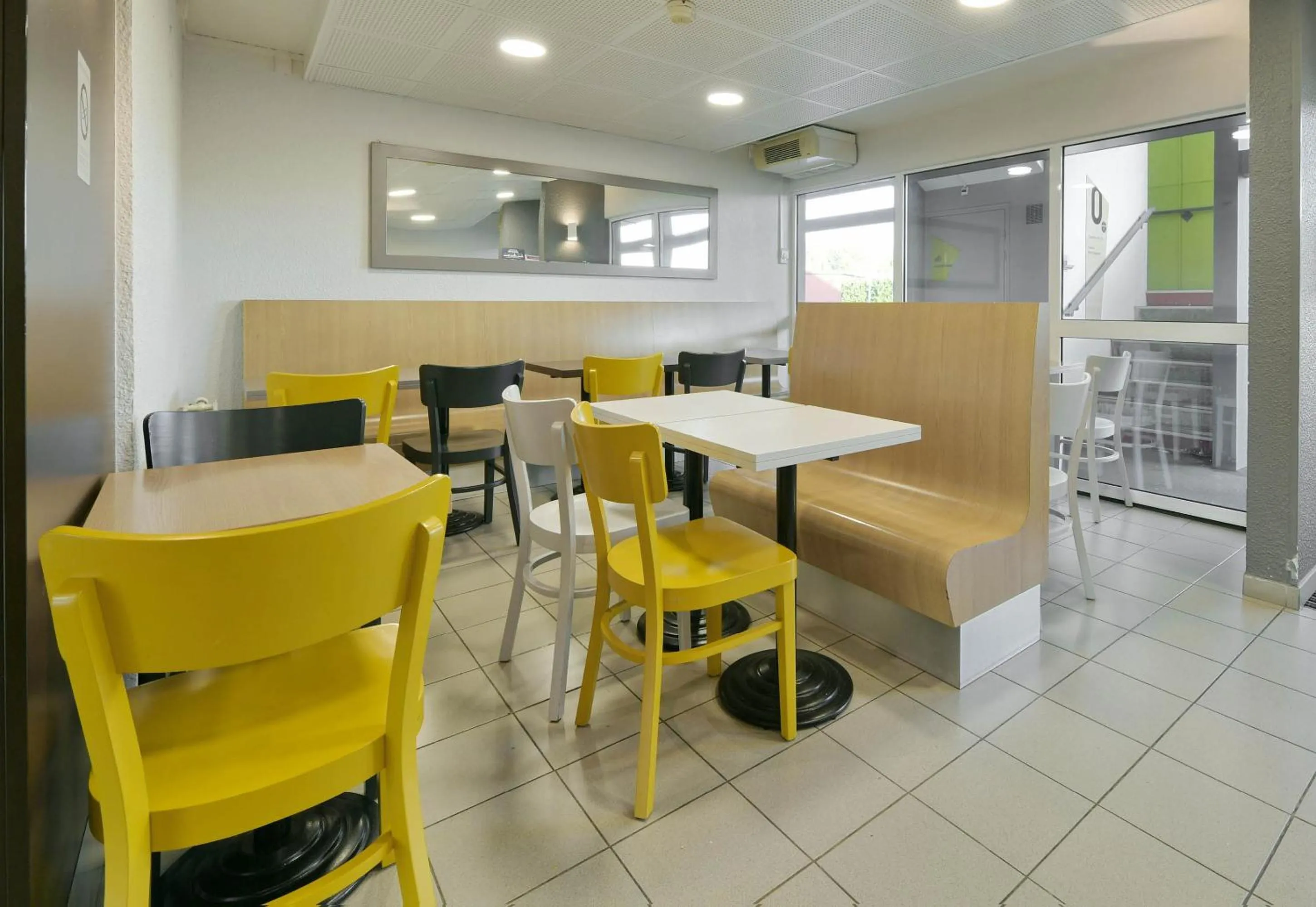 Breakfast in B&B HOTEL Le Mans Sud