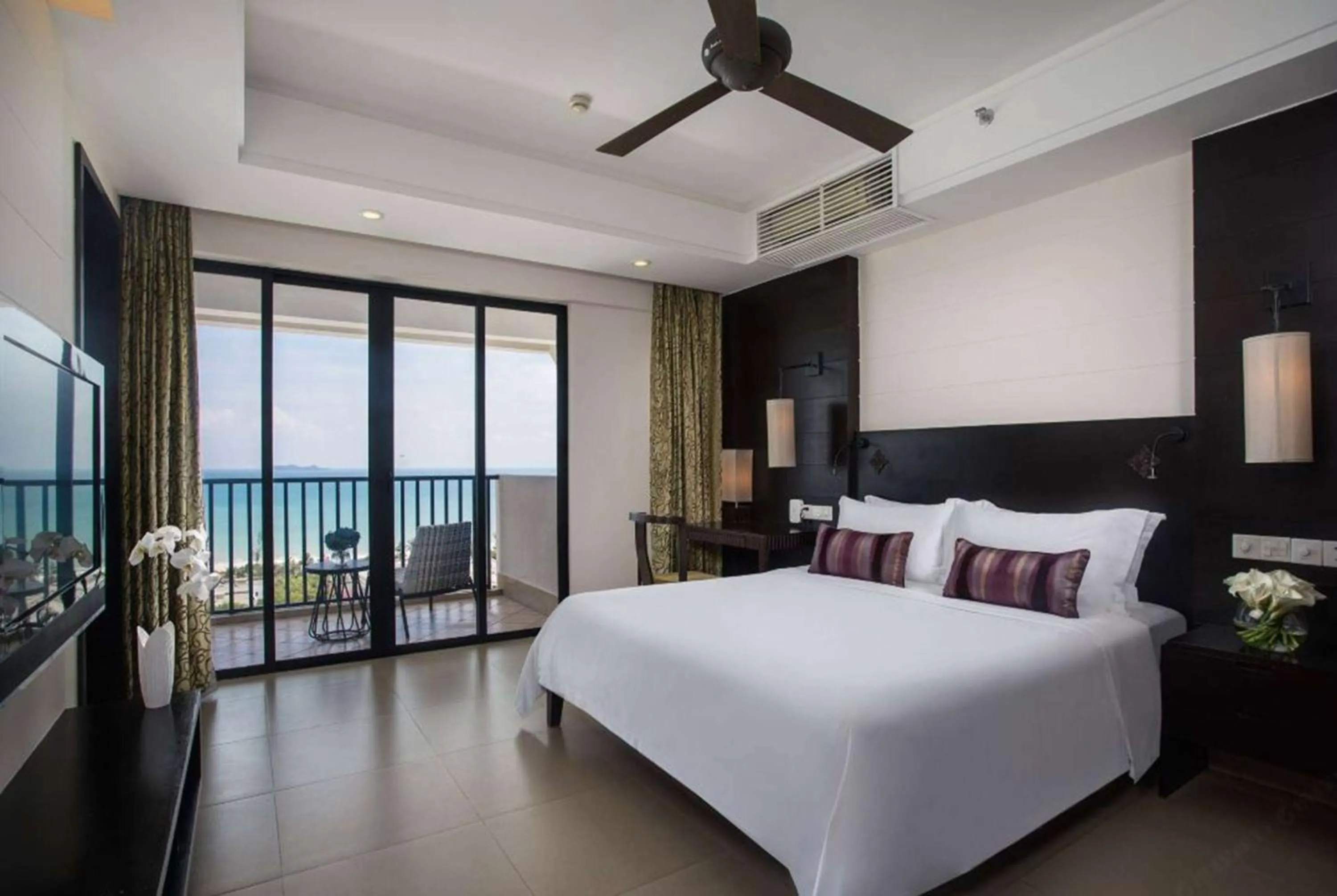 Photo of the whole room, Bed in Ramada Plaza by Wyndham Sanya Bay