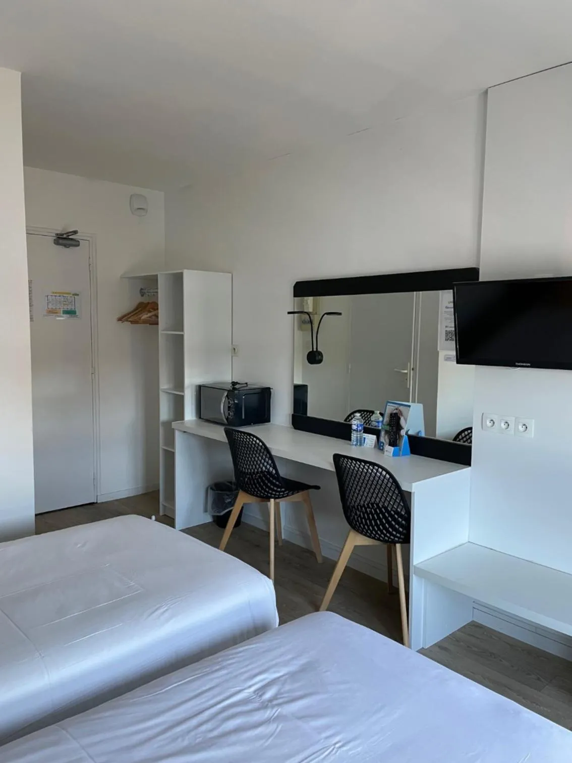 Property building, Bed in Brit Hotel Cherbourg