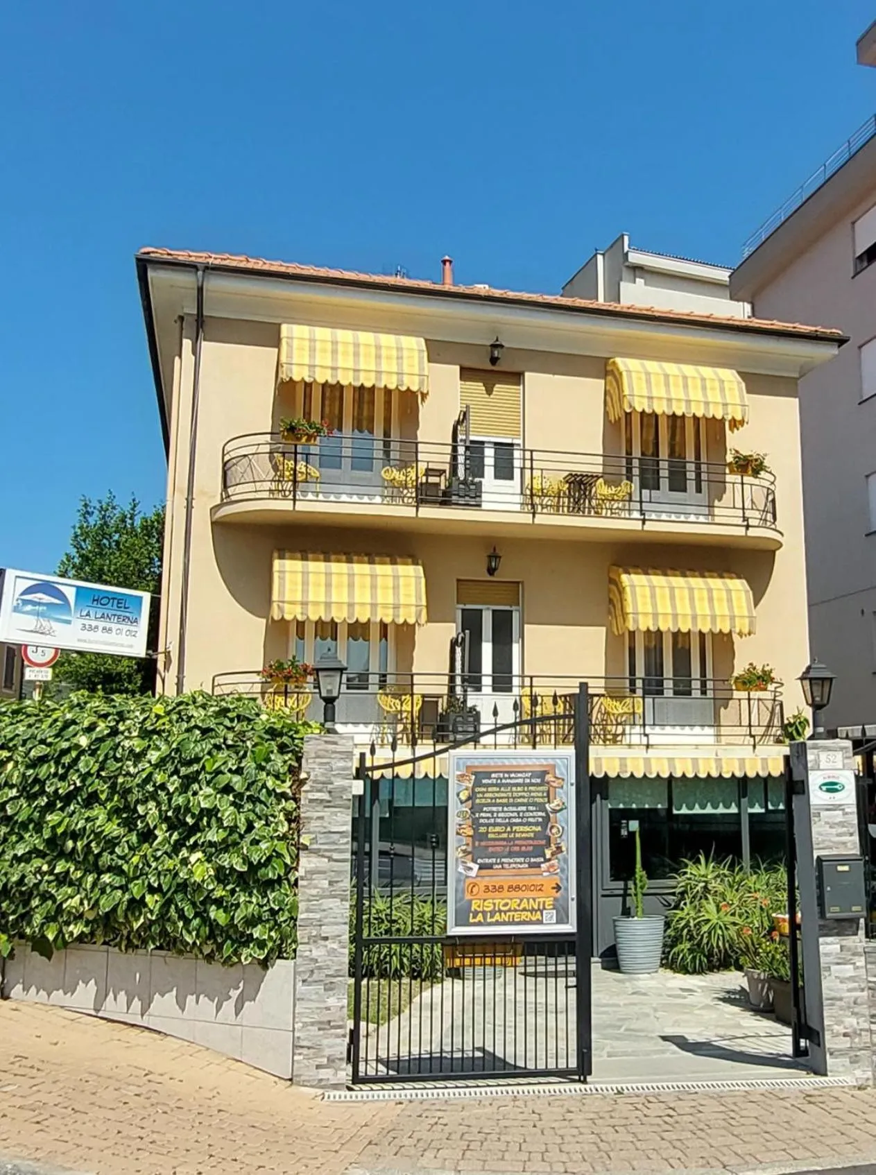 Street view in Villa La Lanterna