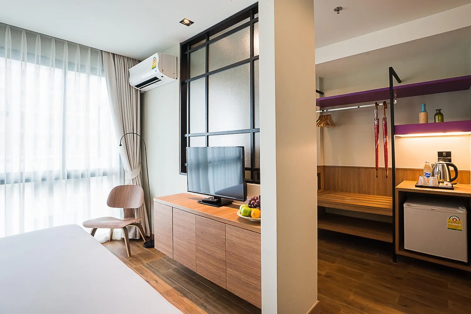 TV and multimedia, Bed in Sunshine Hip Hotel