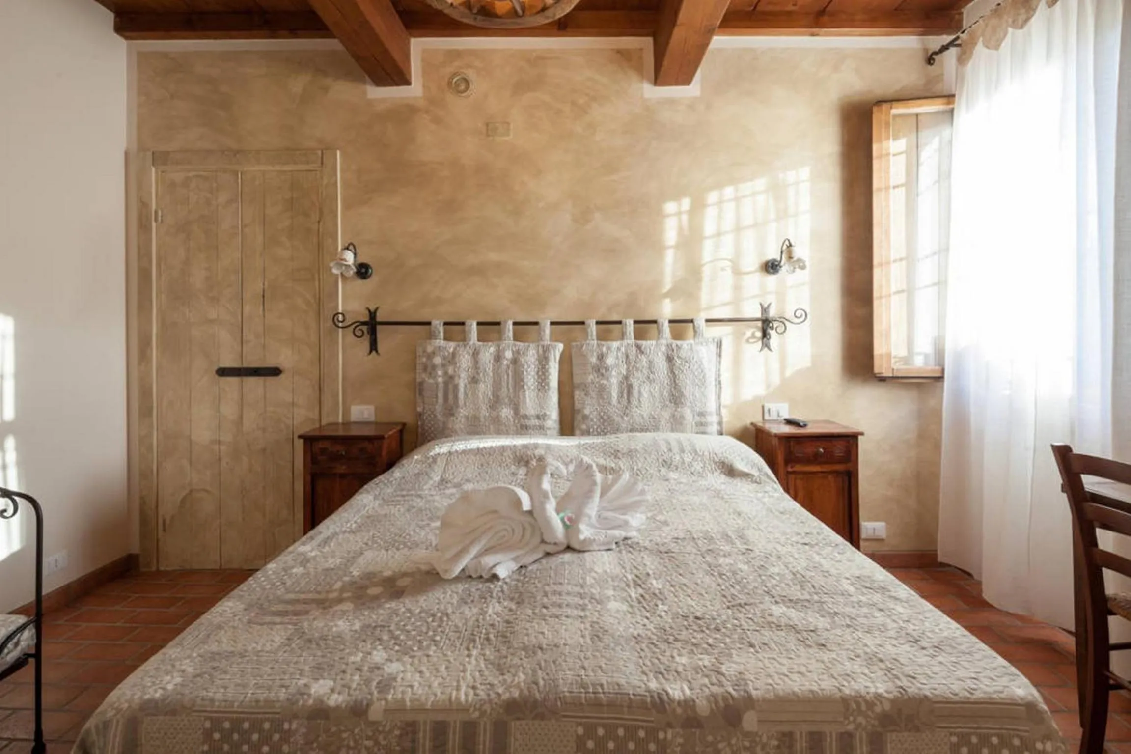 Photo of the whole room, Bed in La Casa Delle Rondini