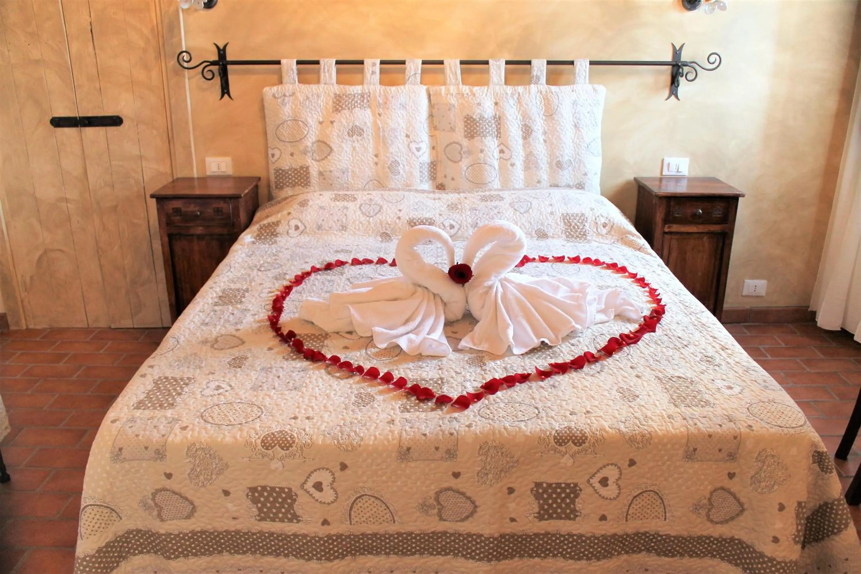 Decorative detail, Bed in La Casa Delle Rondini