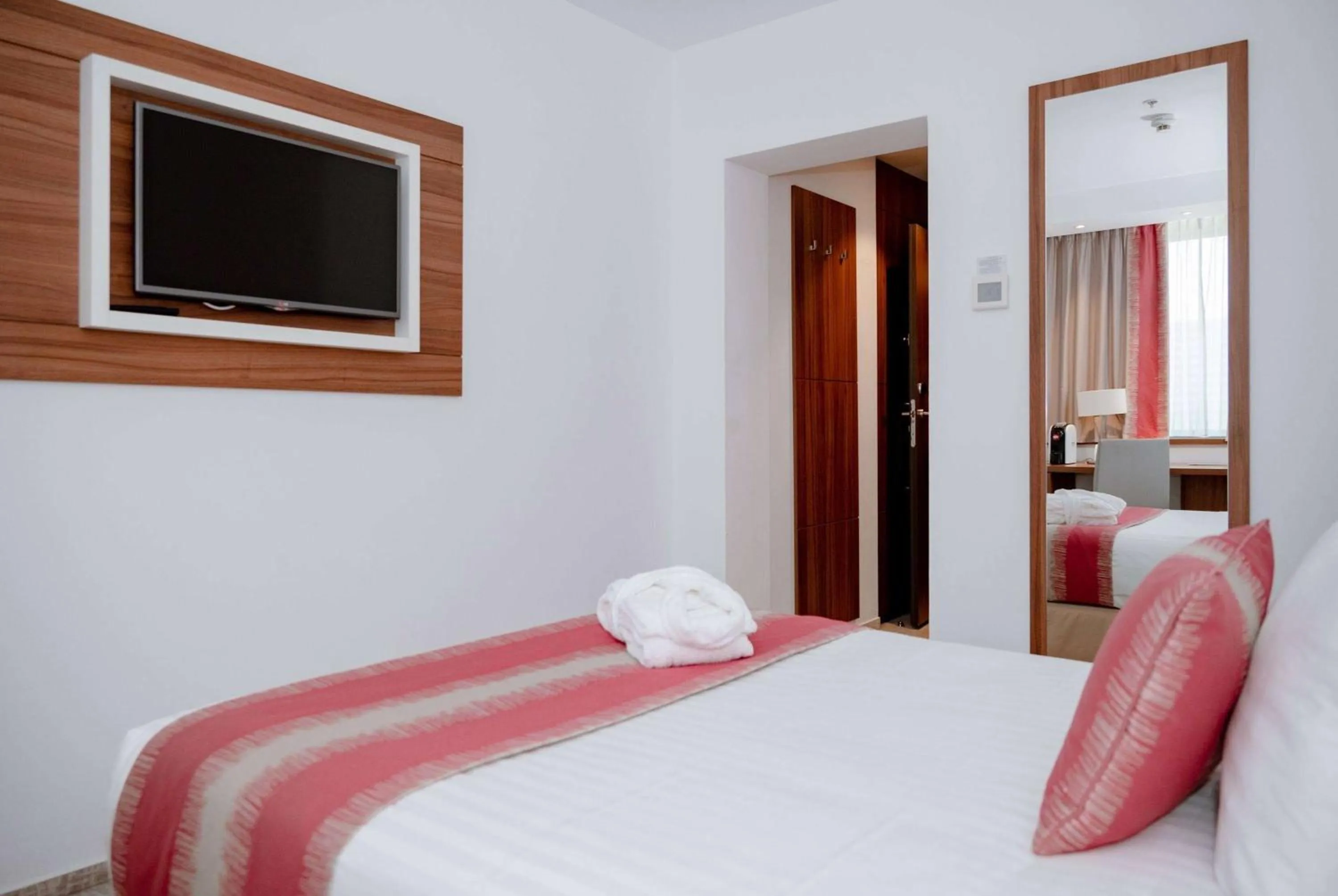 Photo of the whole room, Bed in Ramada Plaza Craiova