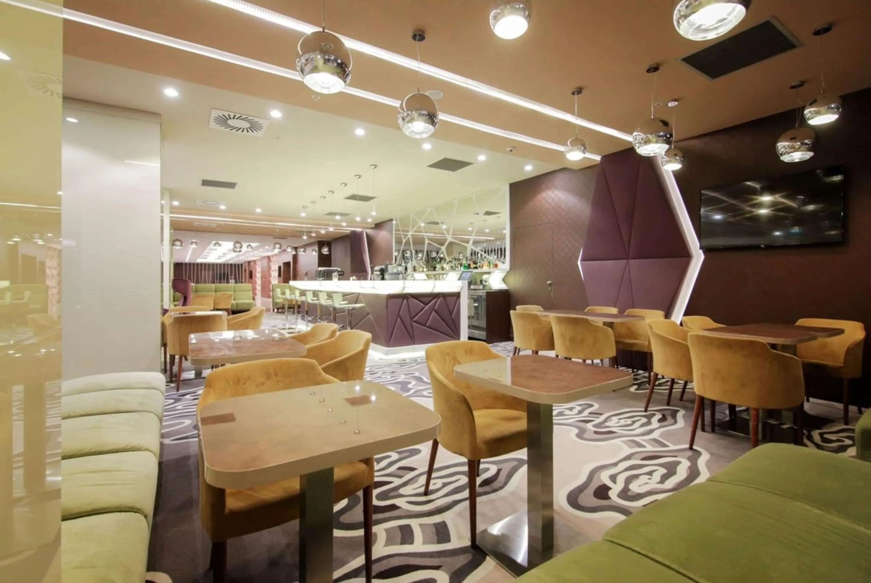 Lounge or bar in Ramada Plaza Craiova