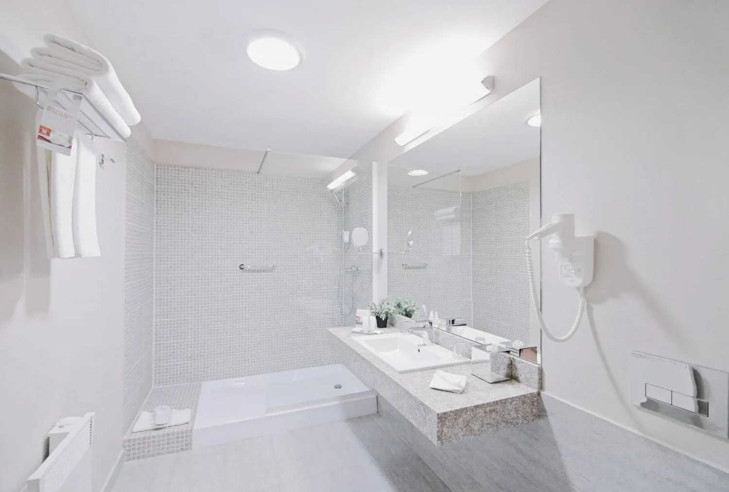 Toilet in Ramada Plaza Craiova