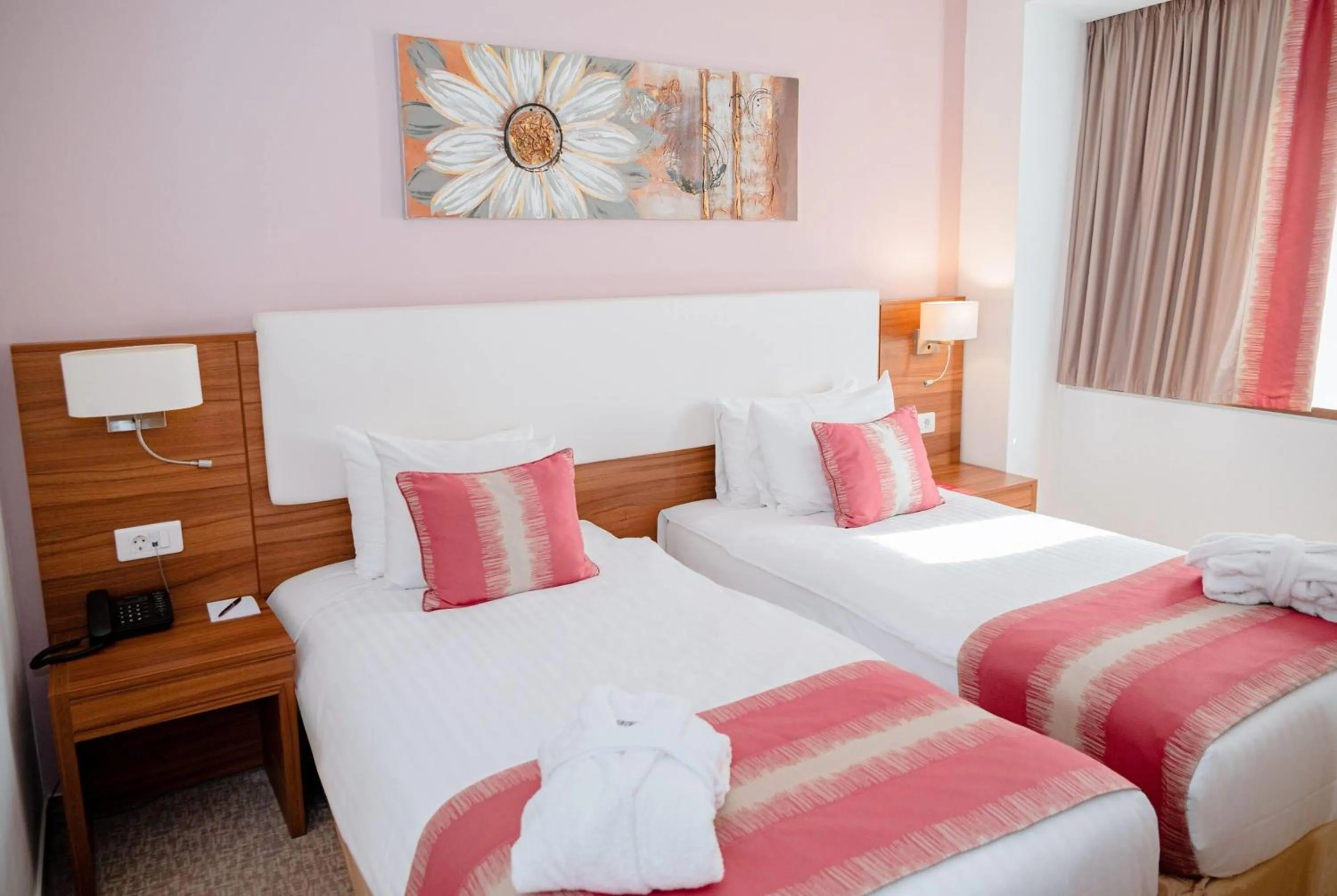 Photo of the whole room, Bed in Ramada Plaza Craiova