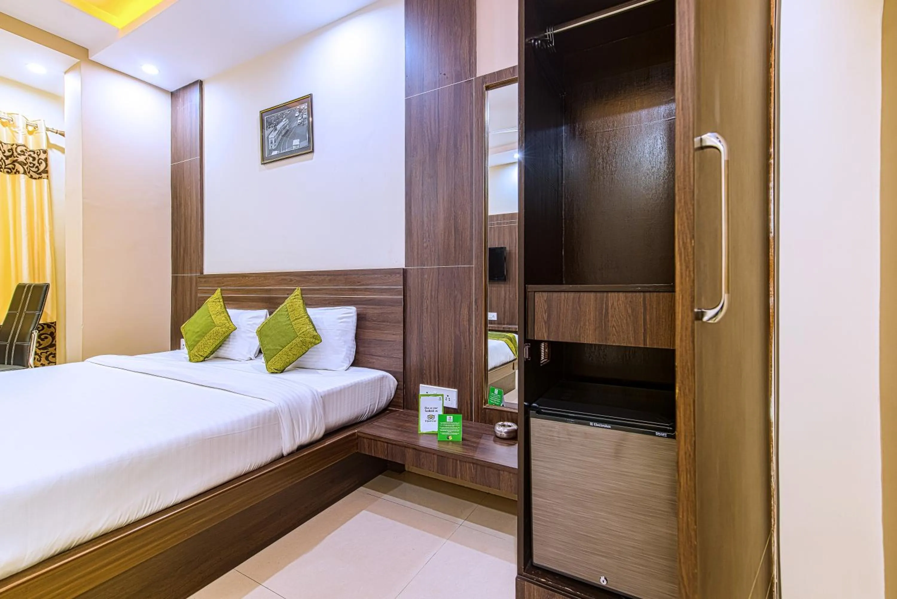 Bedroom, Bed in Treebo Globe International, Near Kalighat Mandir