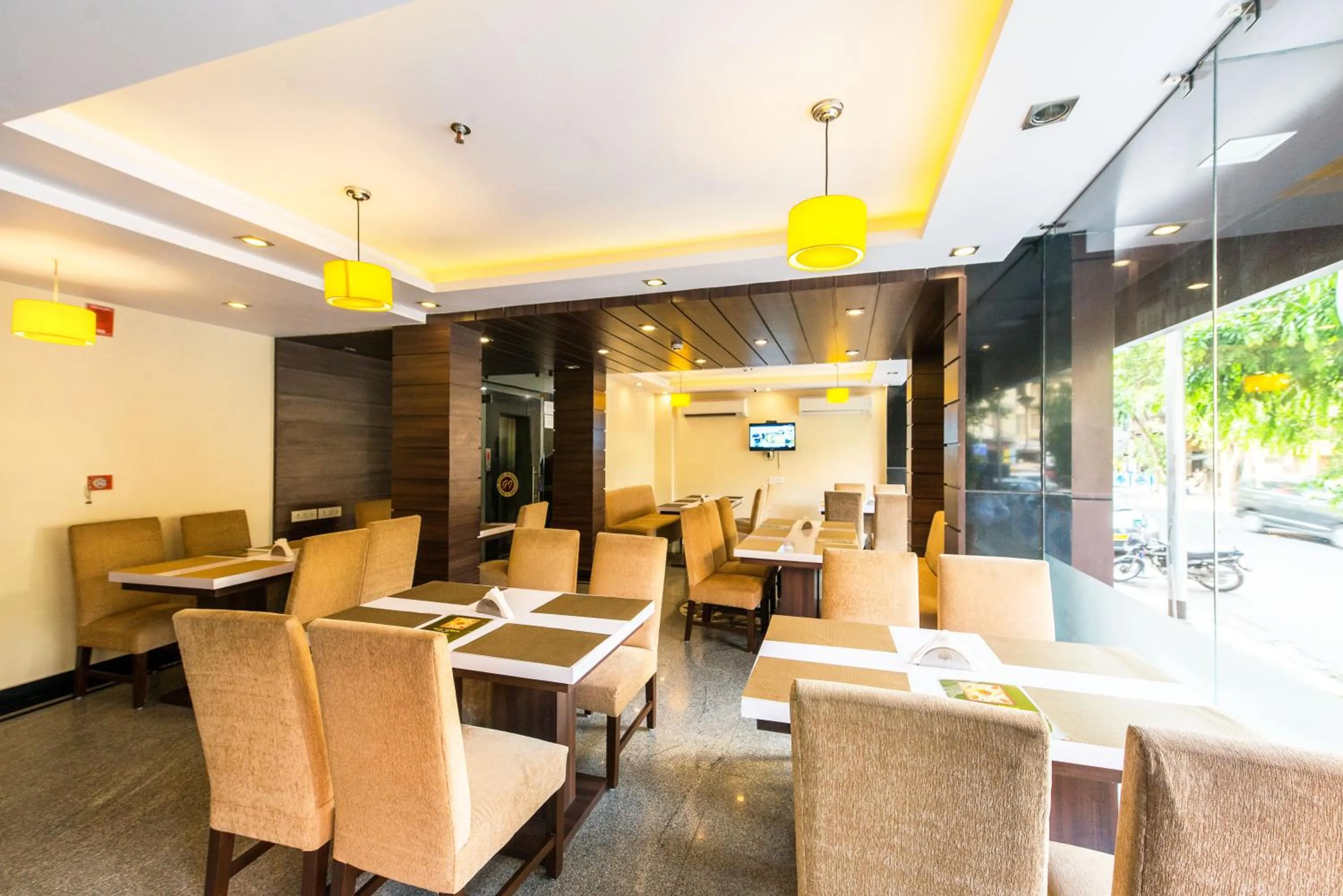 Restaurant/places to eat in Treebo Globe International, Near Kalighat Mandir