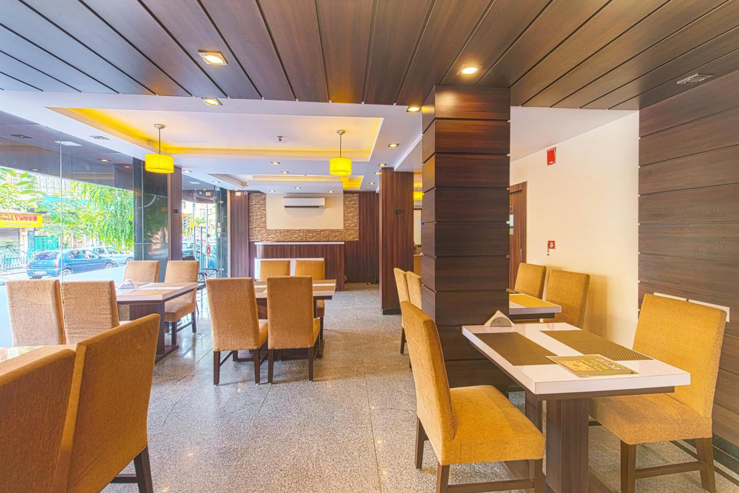 Restaurant/places to eat in Treebo Globe International, Near Kalighat Mandir