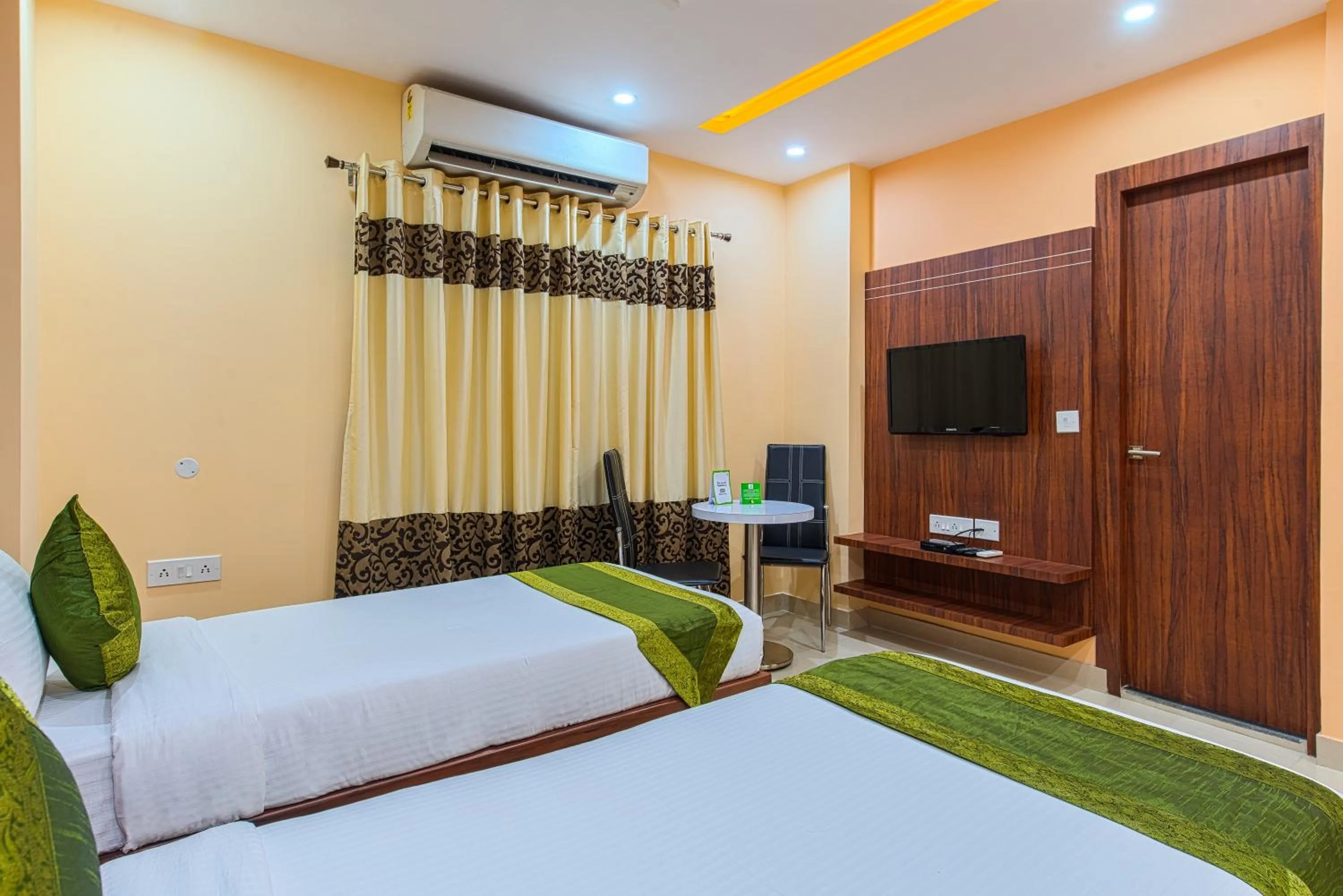 Bed in Treebo Globe International, Near Kalighat Mandir