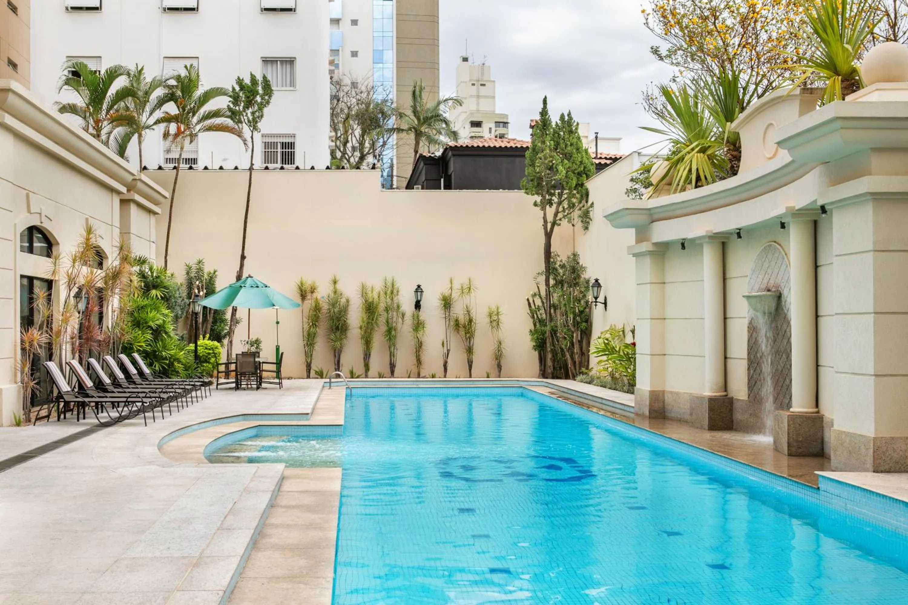 Swimming pool in Meliá Campinas