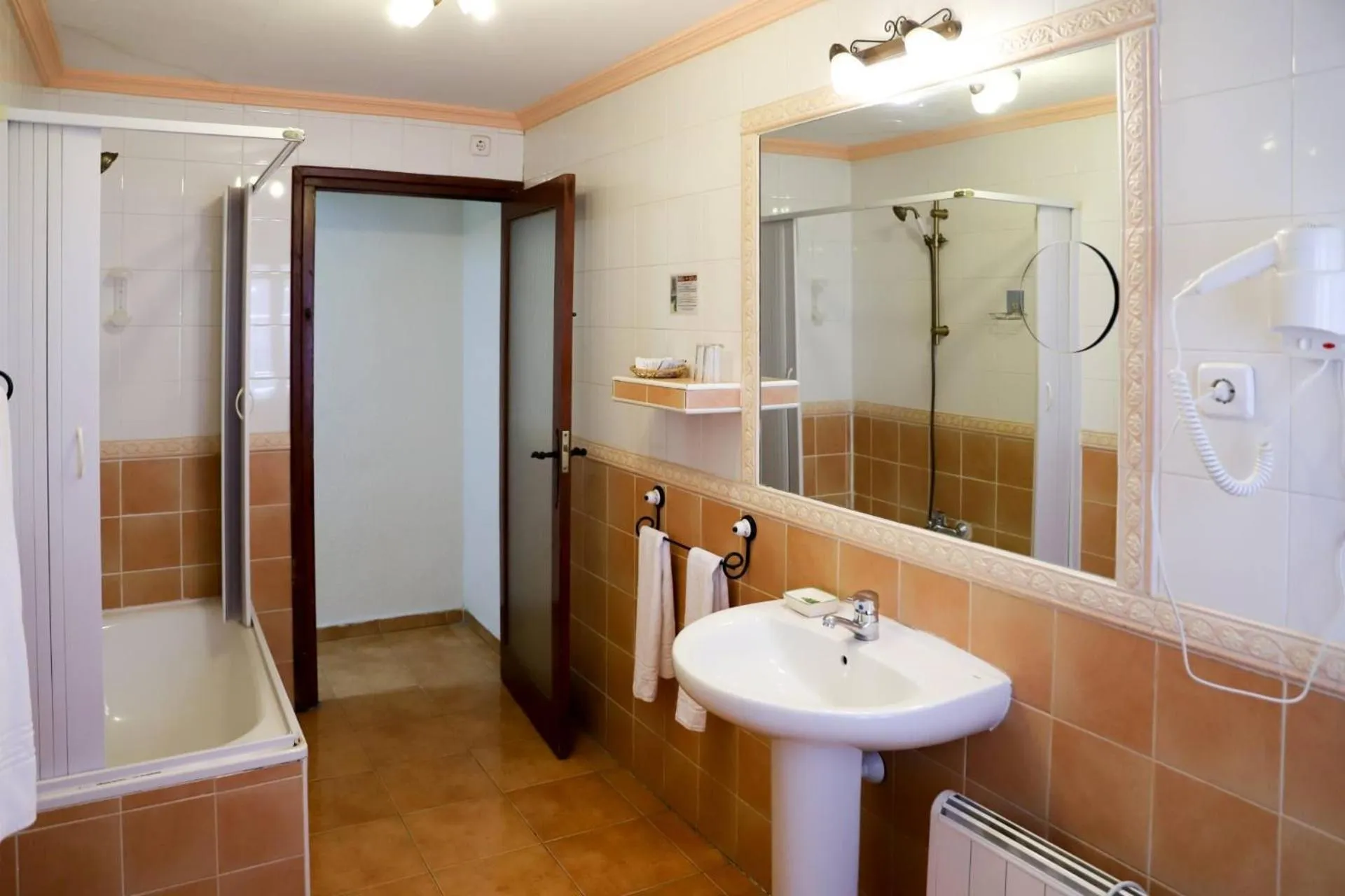 Bathroom in Hostal Castilla
