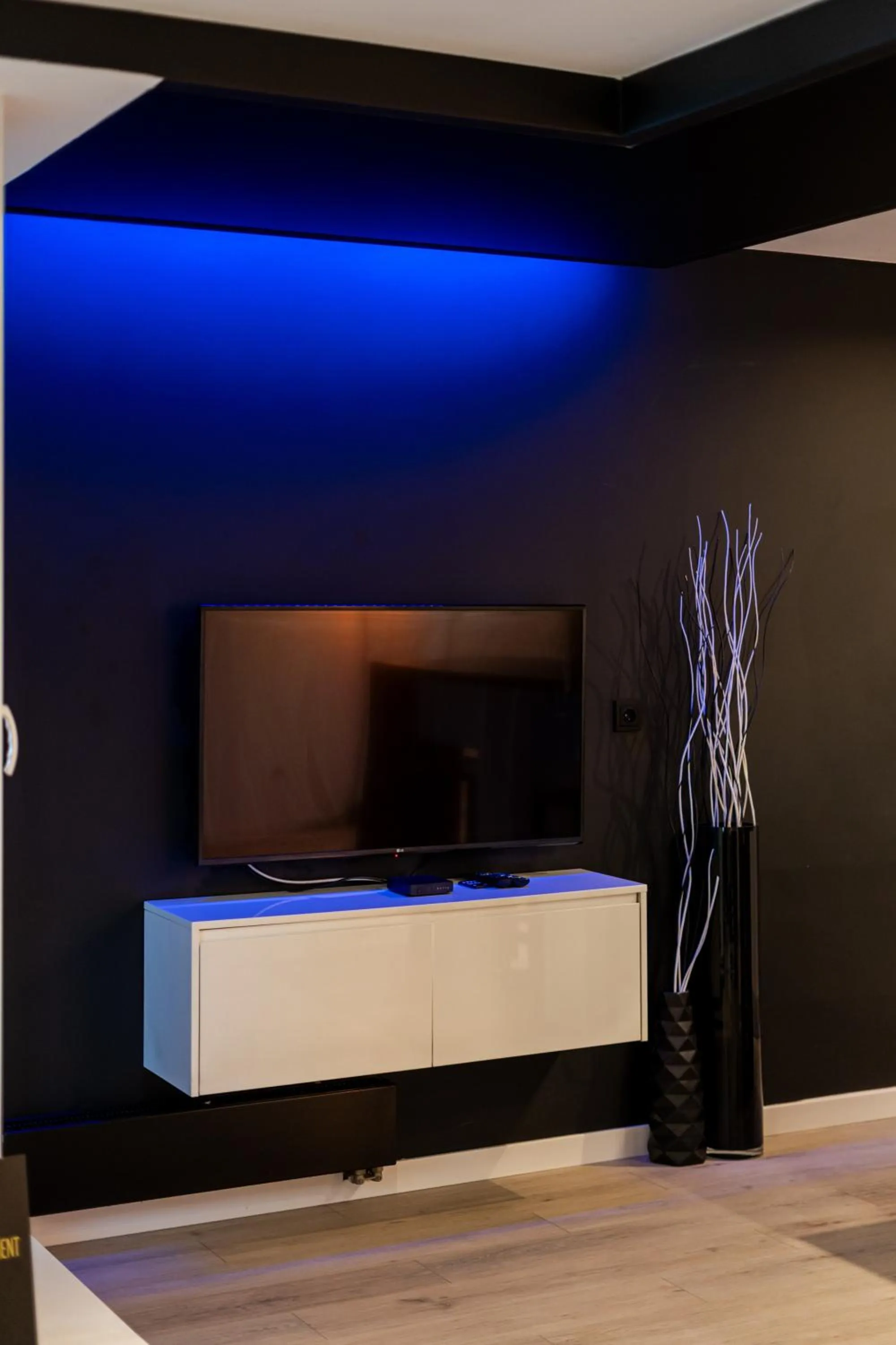 Communal lounge/ TV room in Diamonds Apartment