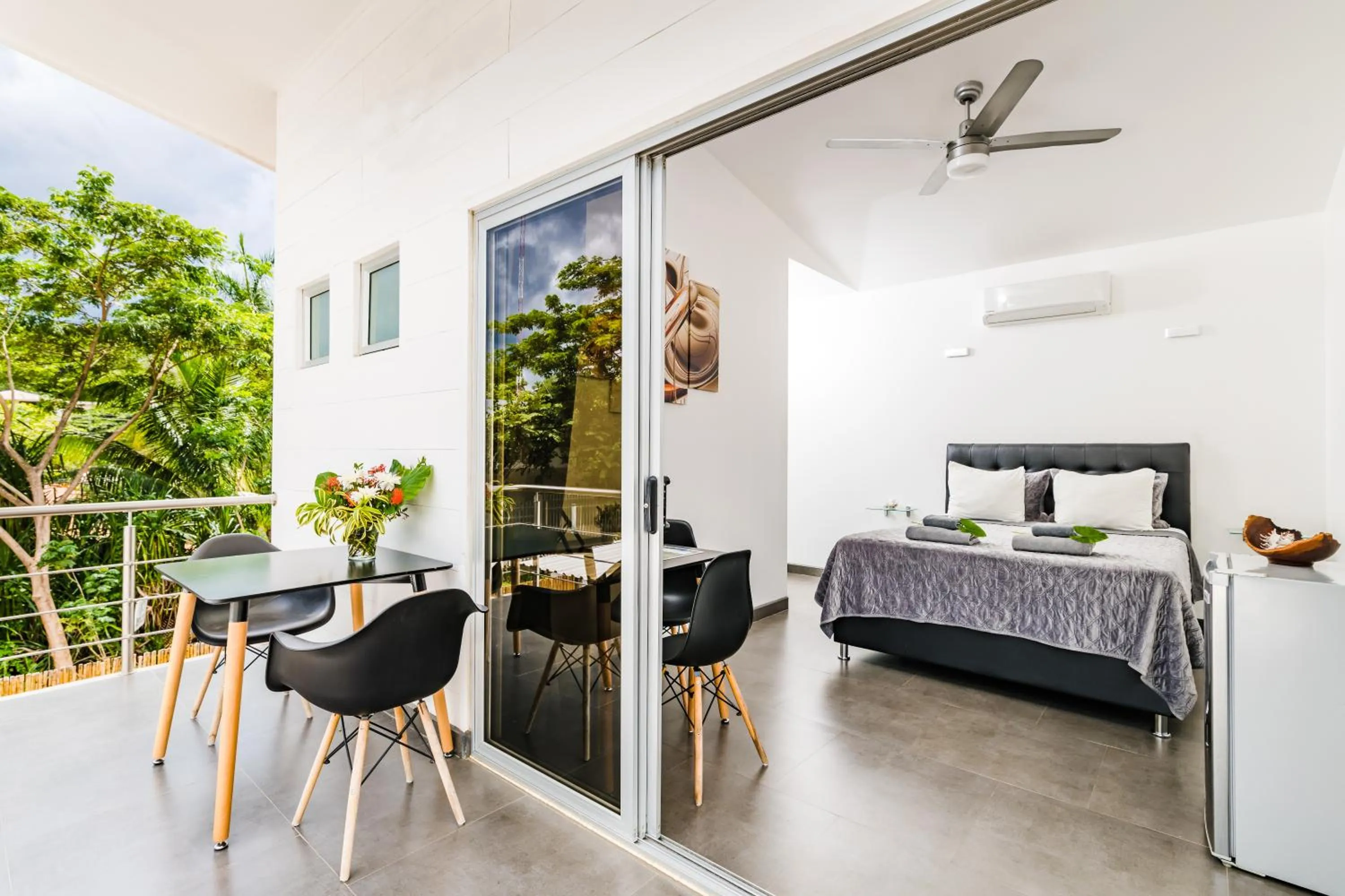 Photo of the whole room, Bed in In the Shade Hotel - Coworking - 300Mbit - Adults Only