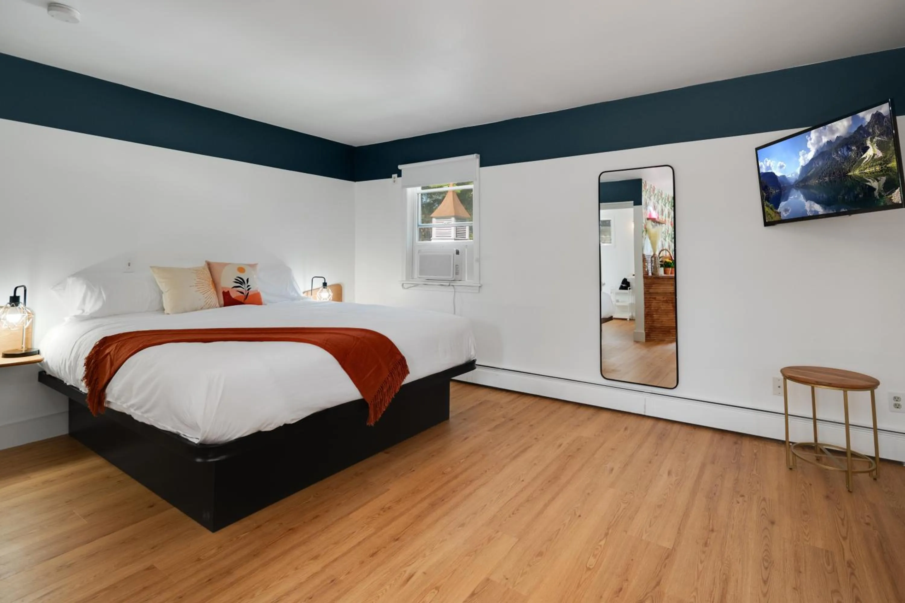 Bedroom, Bed in Birches Motel