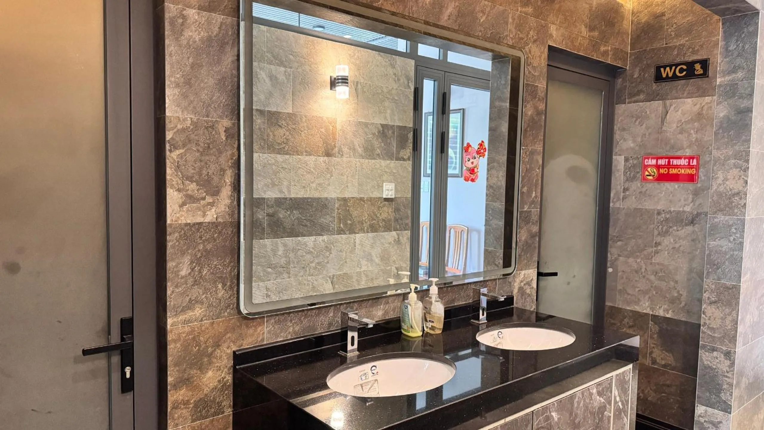 Toilet in Y Linh Hotel