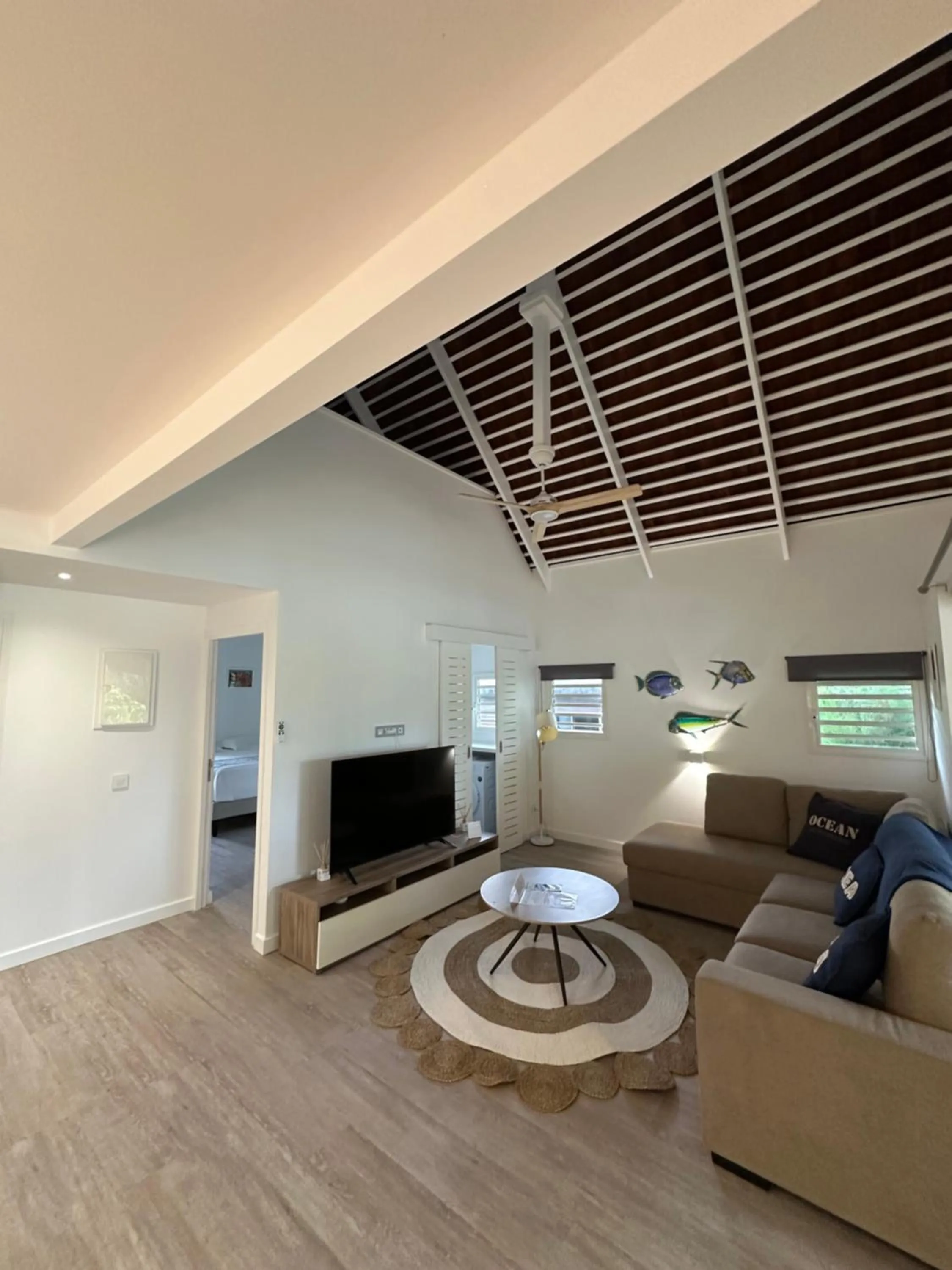 Communal lounge/ TV room in Moorea Sunset Beach