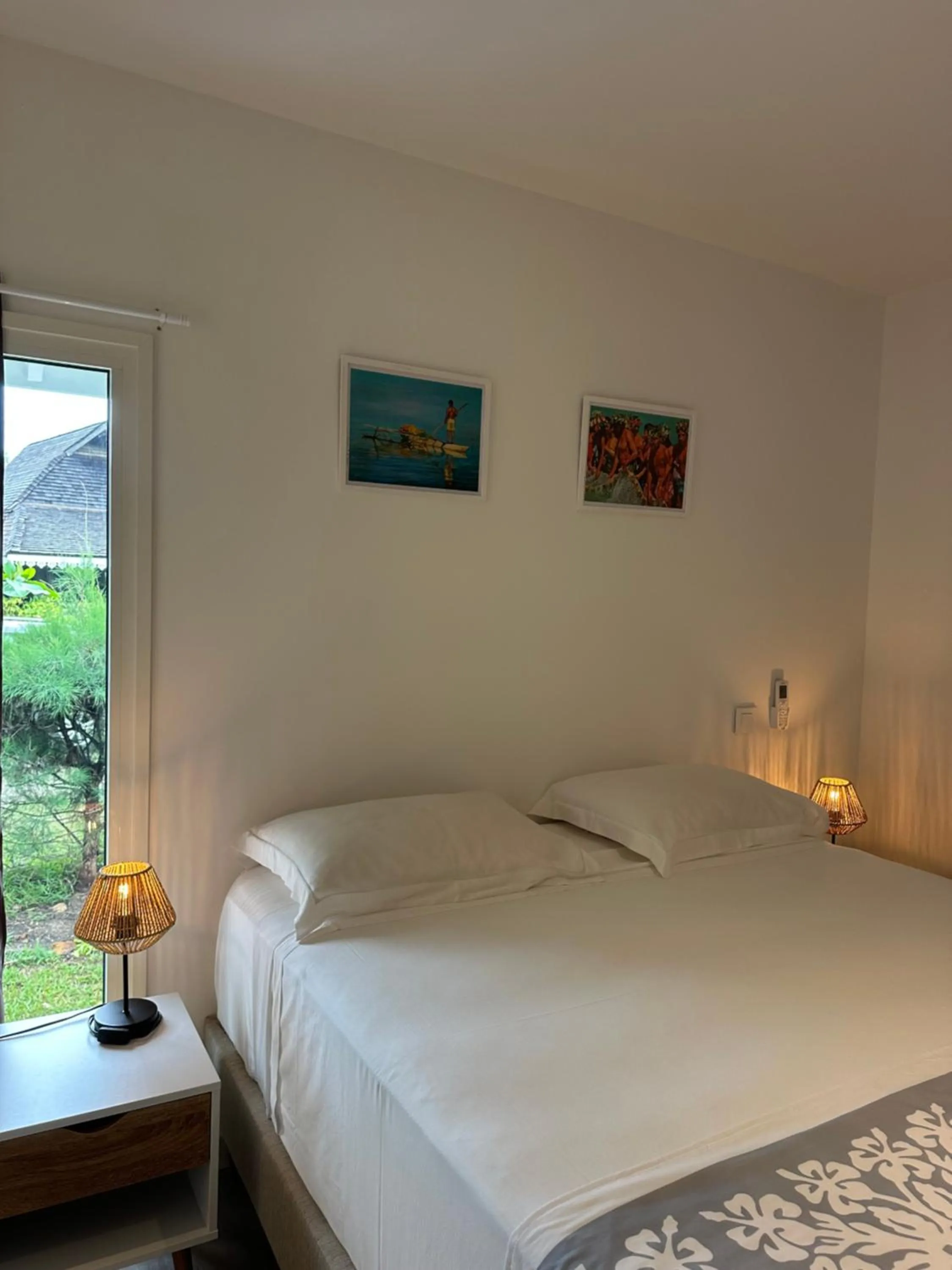 Bedroom, Bed in Moorea Sunset Beach