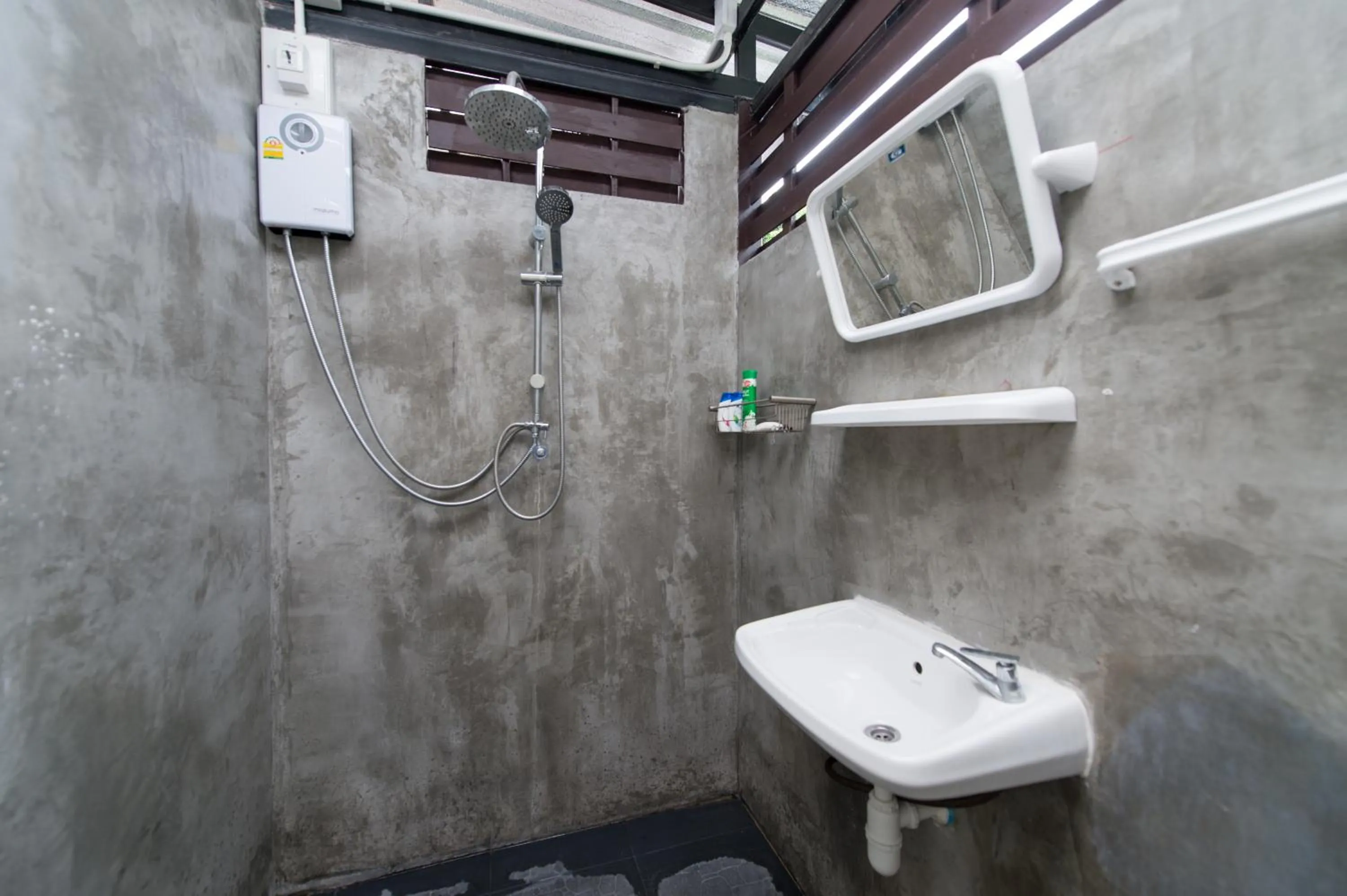 Toilet in Nang Ta Yon @ Ban Thap Chang Hostel