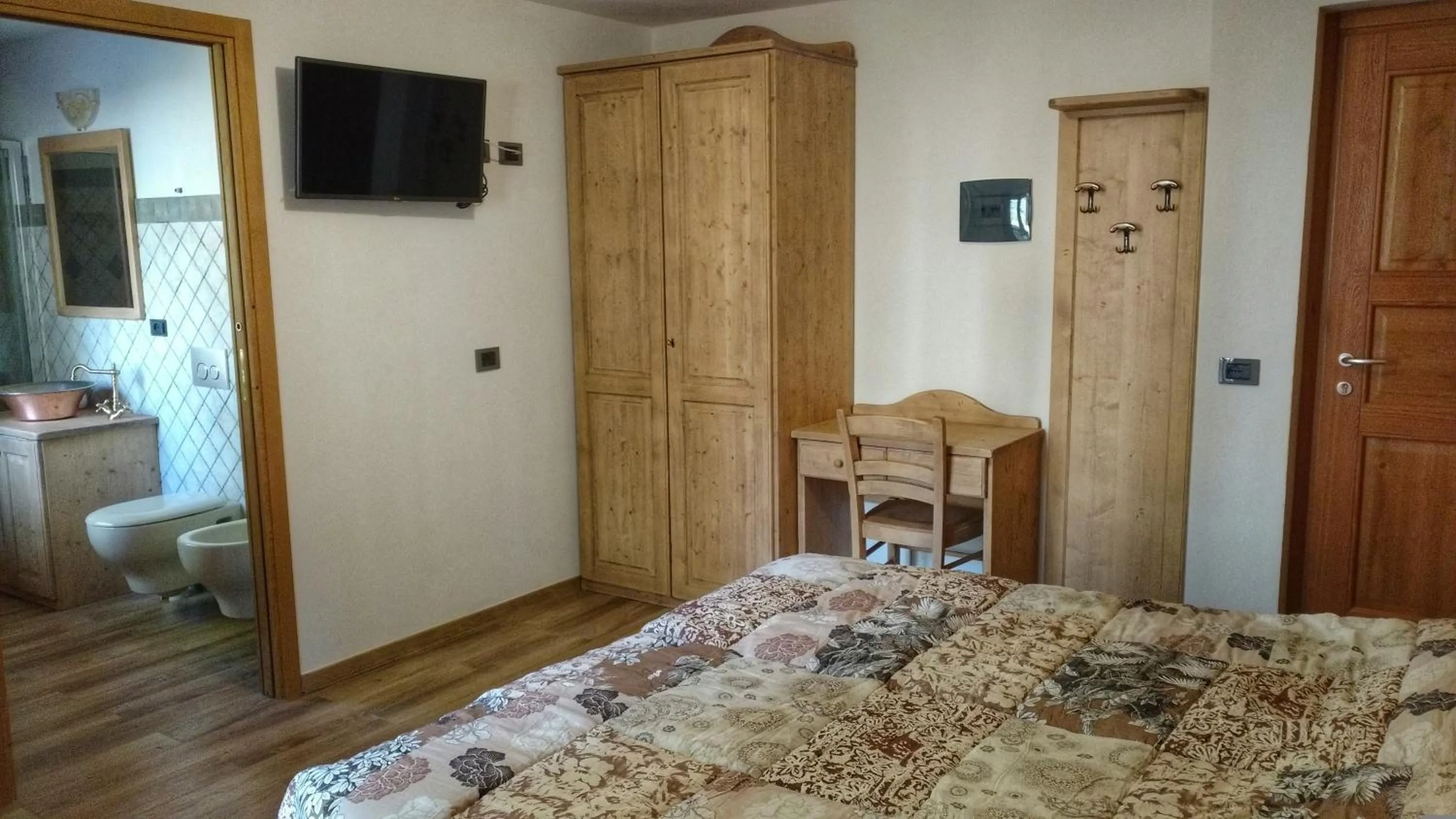 Photo of the whole room, Bed in Le Nid de l'Aigle